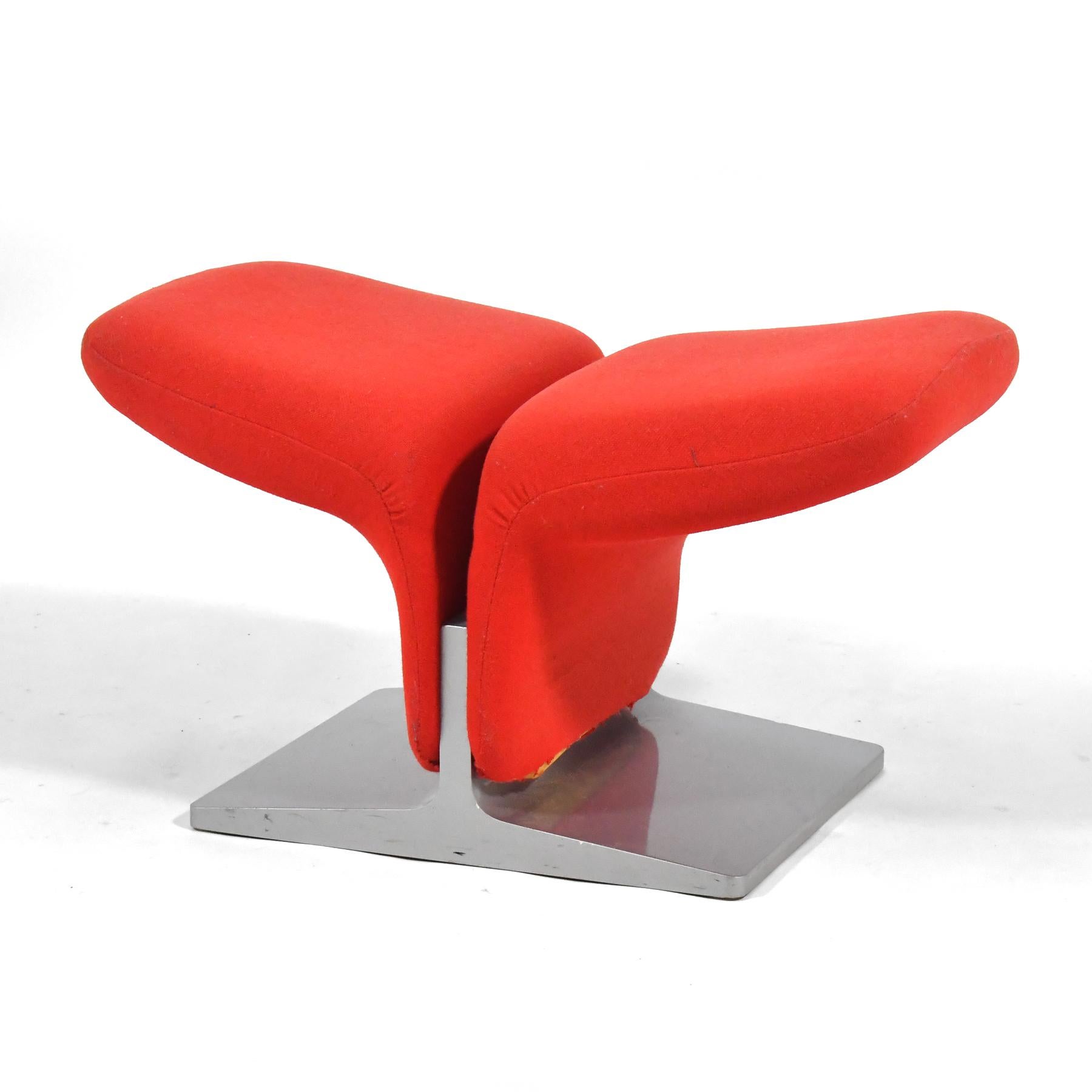 Diese Pierre Paulin Ottomane wartet darauf, mit einem Ribbon-Stuhl zu einem Set kombiniert zu werden. Der rote Stoff und die silberne Farbe des Sockels sind noch original erhalten, weisen aber alters- und gebrauchsbedingte Abnutzungserscheinungen