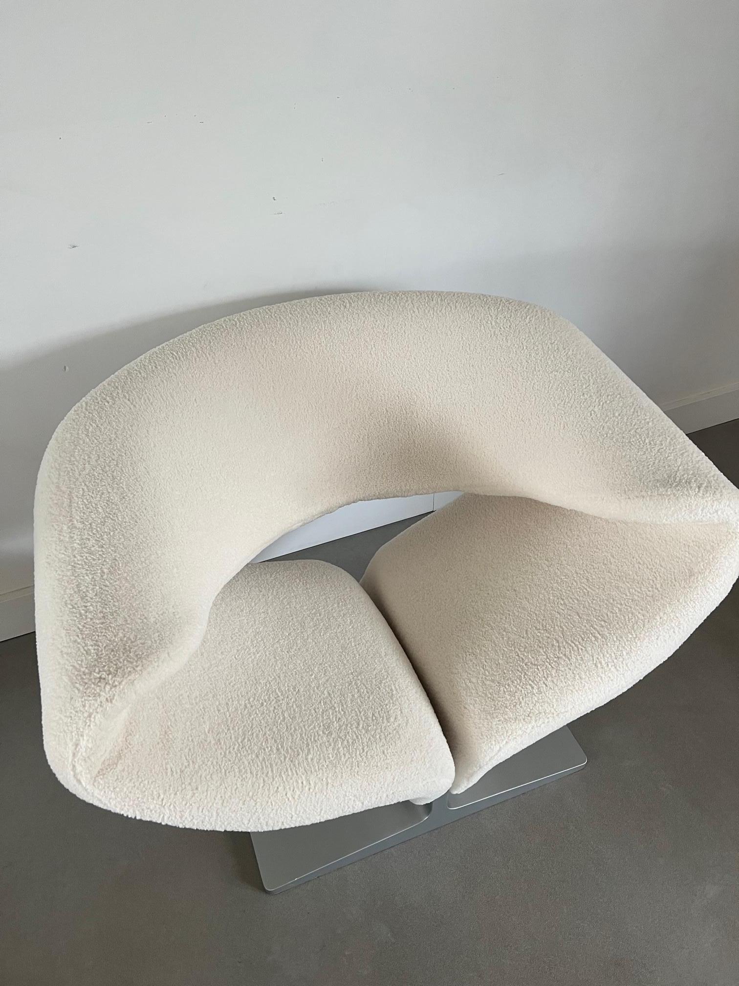 The Ribbon chair is a modernist furniture design by French designer Pierre Paulin, first presented in 1966. The chair is known for its flowing, organic form that resembles a ribbon or a shell, and its use of advanced materials for the time.

The