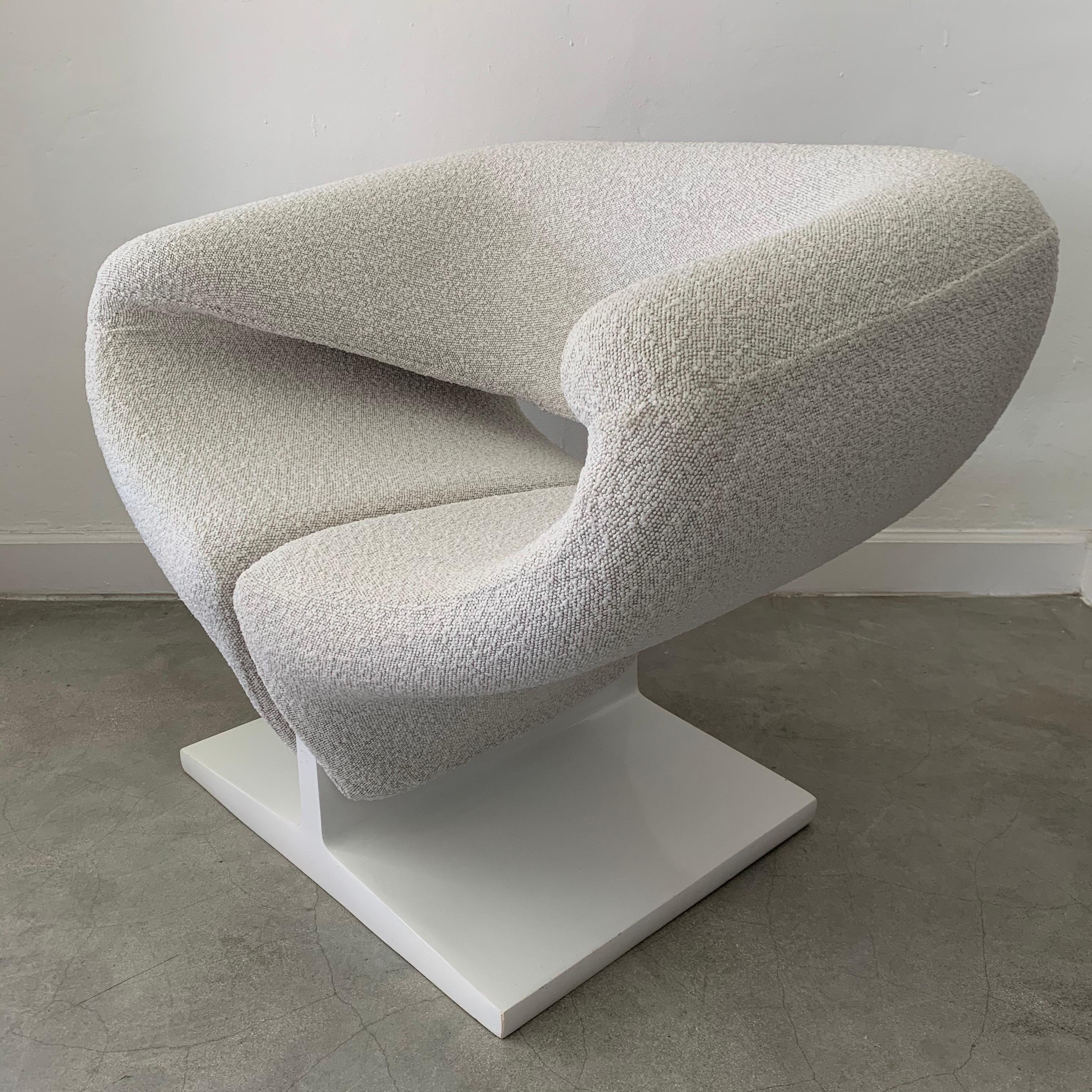Sculptural organic Mid-Century Modern Ribbon chair rendered in ivory cream bouclé with a white lacquered base, designed by Pierre Paulin for Artifort, Netherlands, 1966.