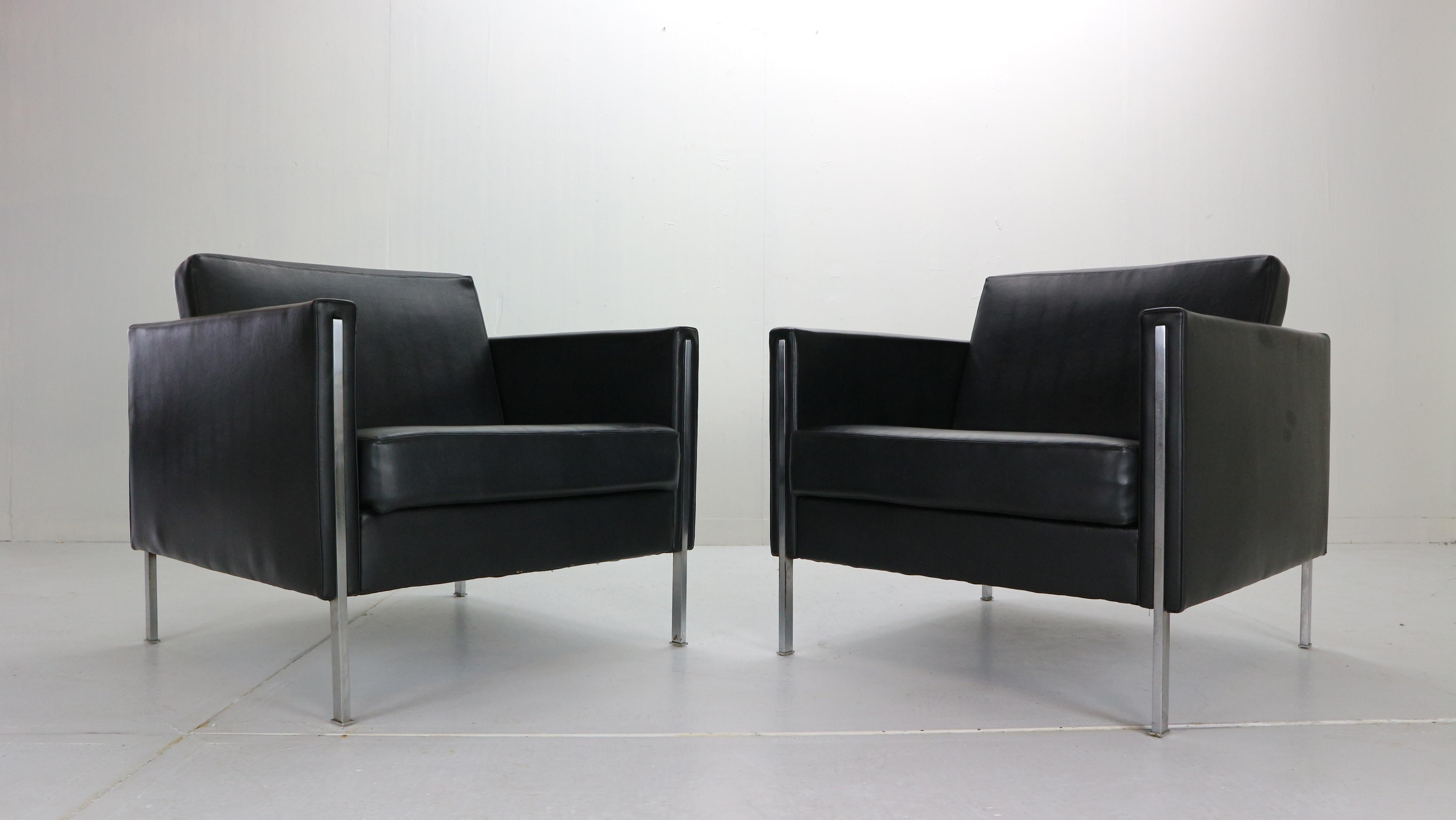 Set of 2 Club chairs called 
