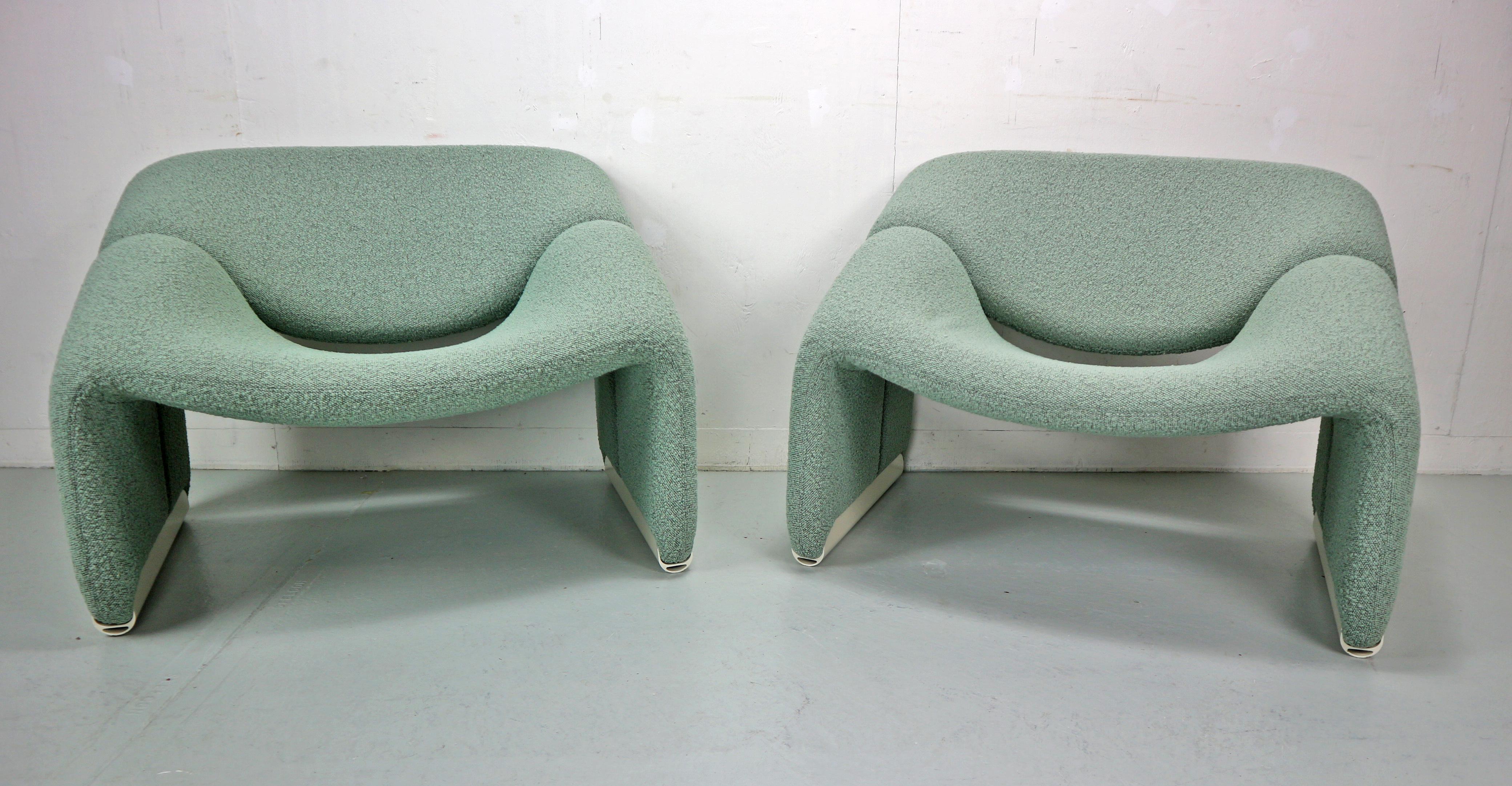 Ensemble de 2 chaises longues groovy conçues par Pierre Paulin en 1972 et fabriquées pour Artifort, Pays-Bas.
Modèle n° : F598, ou également connue sous le nom de chaise A&M.
Les chaises ont été récemment retapissées dans un tissu d'ameublement