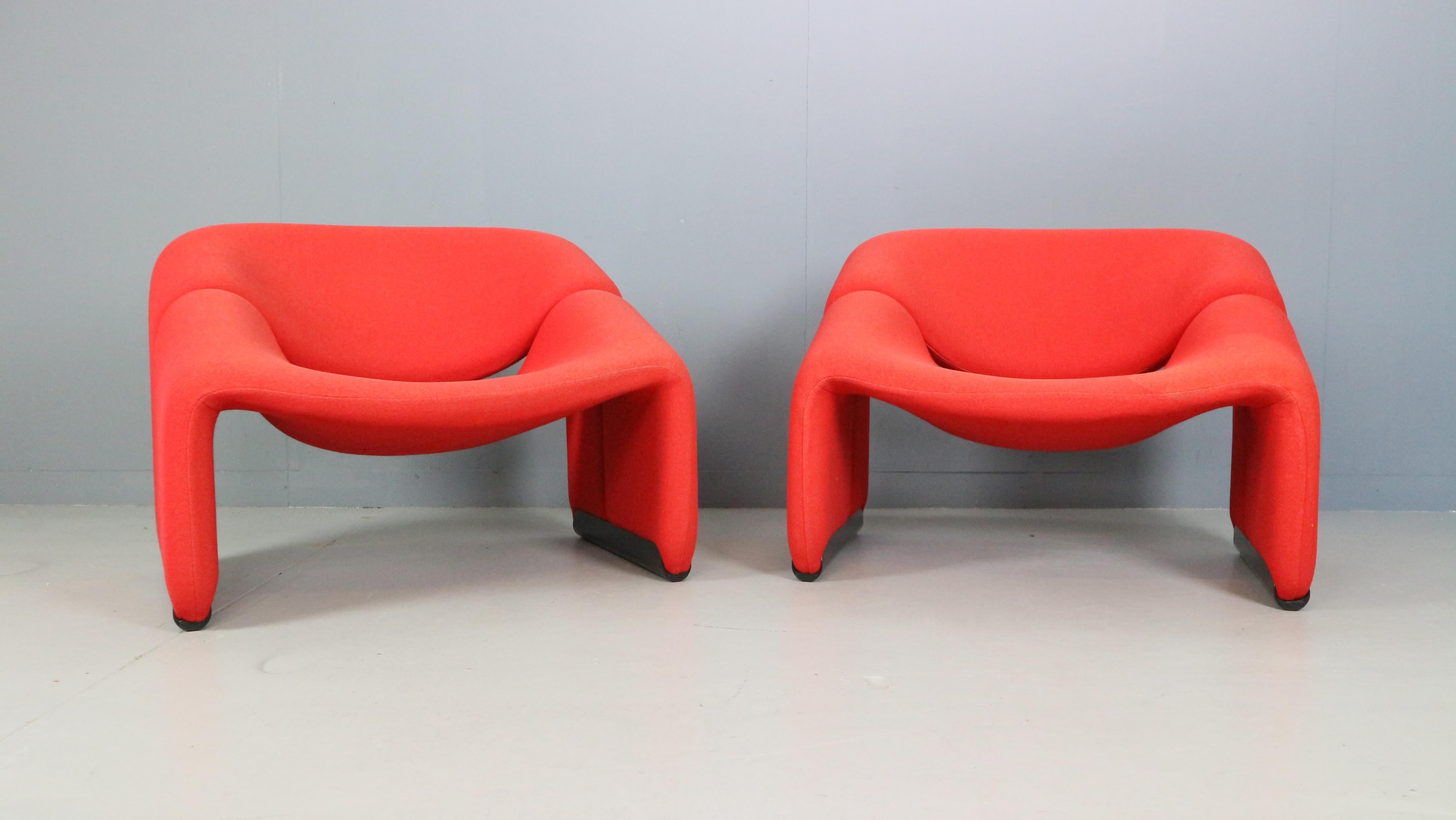 Set di 2 sedie lounge groovy disegnate da Pierre Paulin nel 1972 e prodotte per Artifort, Olanda.
Model No: F598, o anche nota come sedia 