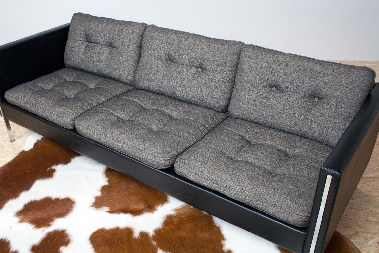 Pierre Paulin Sofa 442 in Black and Grey for Artifort Mid Century Modern 1962  In Good Condition In Beek en Donk, NL