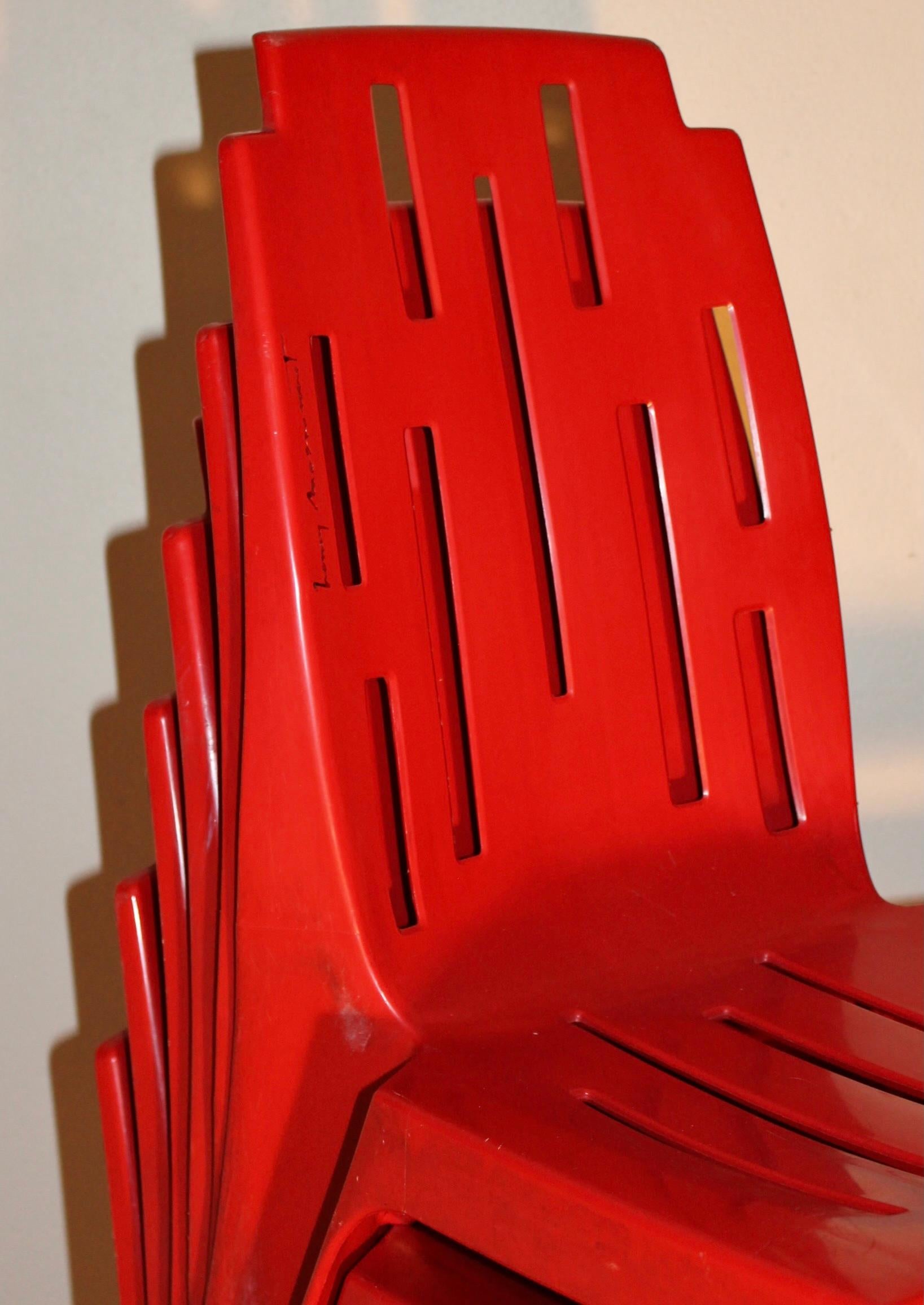 Nach dem Vorbild des französischen Bistro-Stapelstuhls.  Pierre Paulin, der große französische Designer von Ikonen des modernen Sitzens,  schuf 1988 für Henry Massonnet eine Serie von Stapelstühlen aus Kunststoff, von denen der 