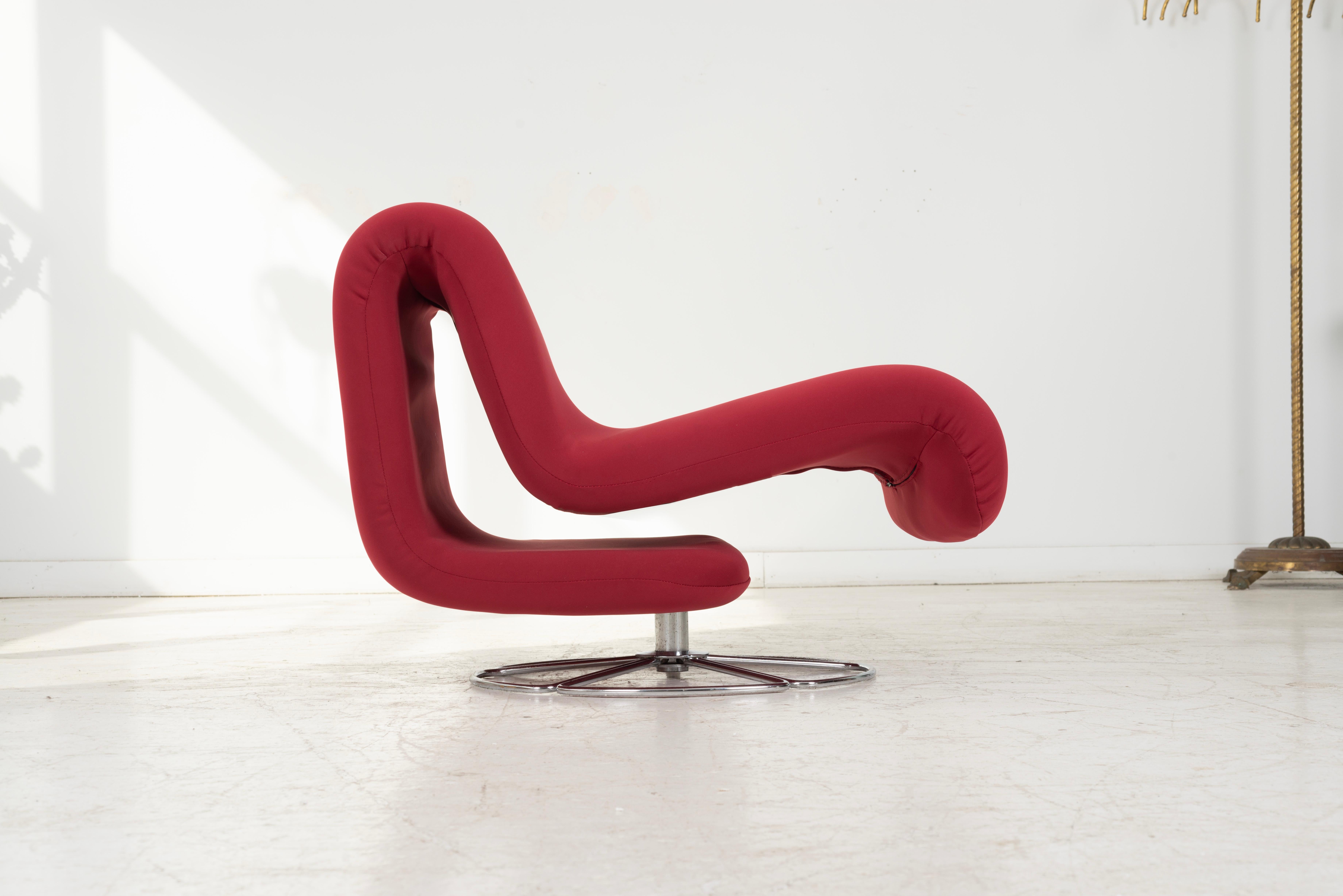 Pierre Paulin Style 1960's Swivel Lounge Chair In Good Condition For Sale In Chicago, IL