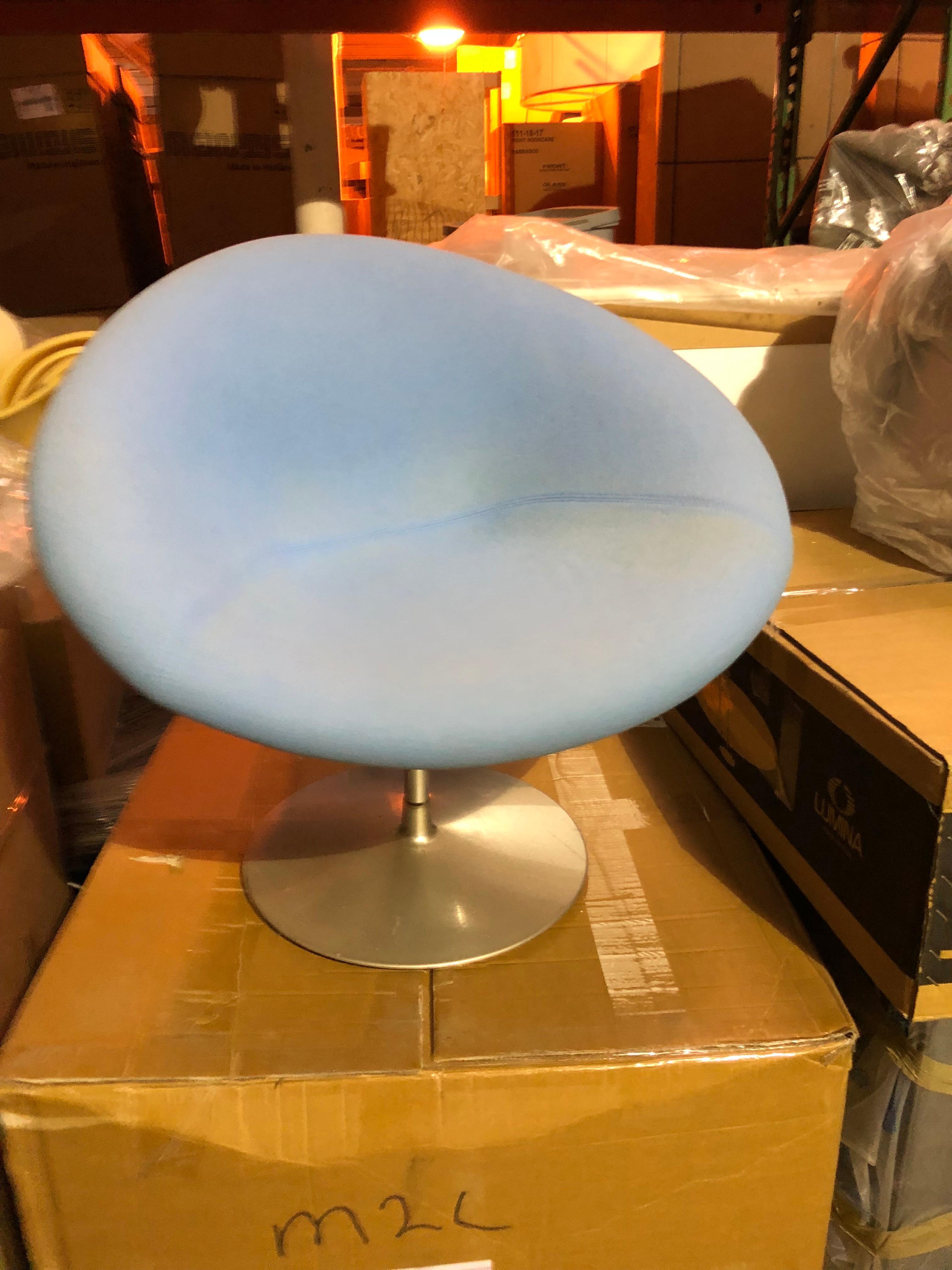 #F 427 Artifort little globe
Fabric: Maharam Divina blue
Disc base: polished aluminum (swivels)
Measures: 32.7