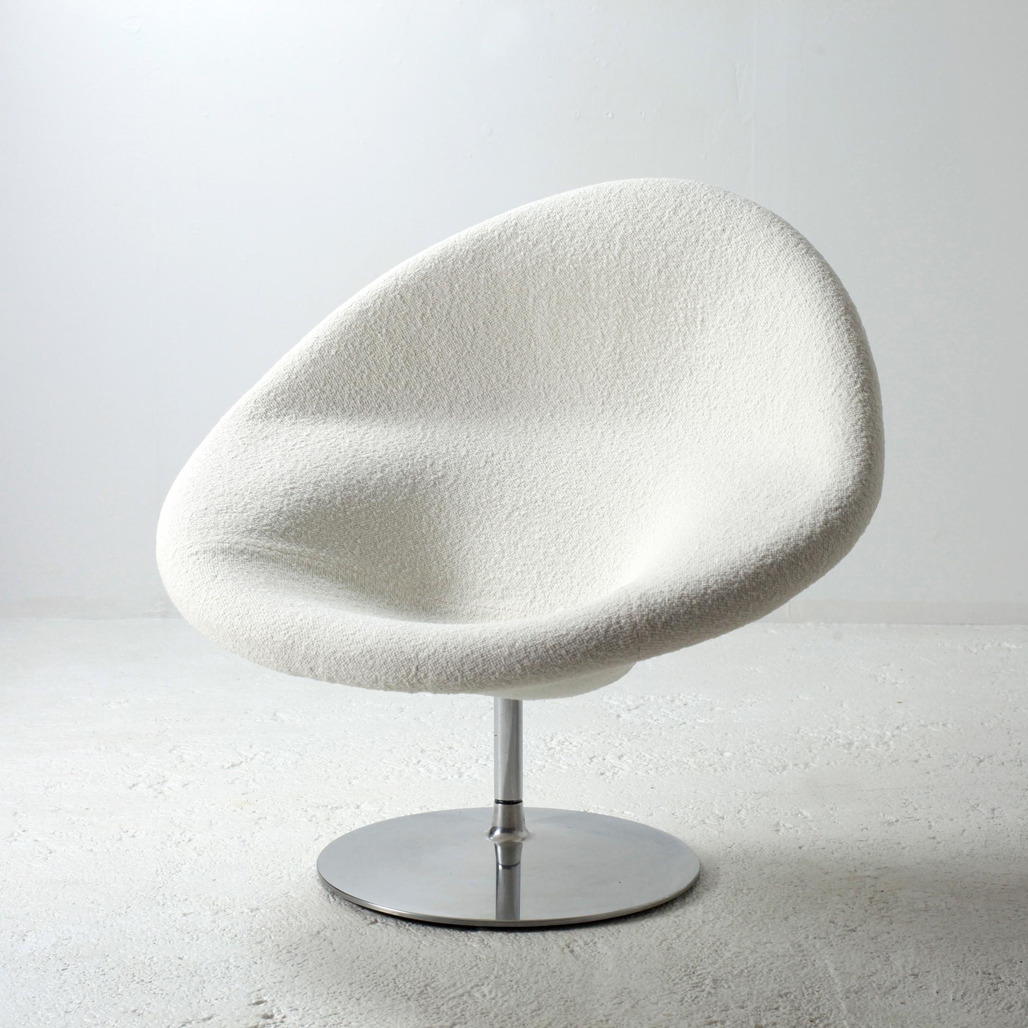 Sulptural and very comfy swivel lounge chair by Pierre Paulin model Globe.
Reupholstered in white bouclé fabric.
Designed in 1958, Pierre Paulin used these chairs  to furnish the lobby and the green room of the 