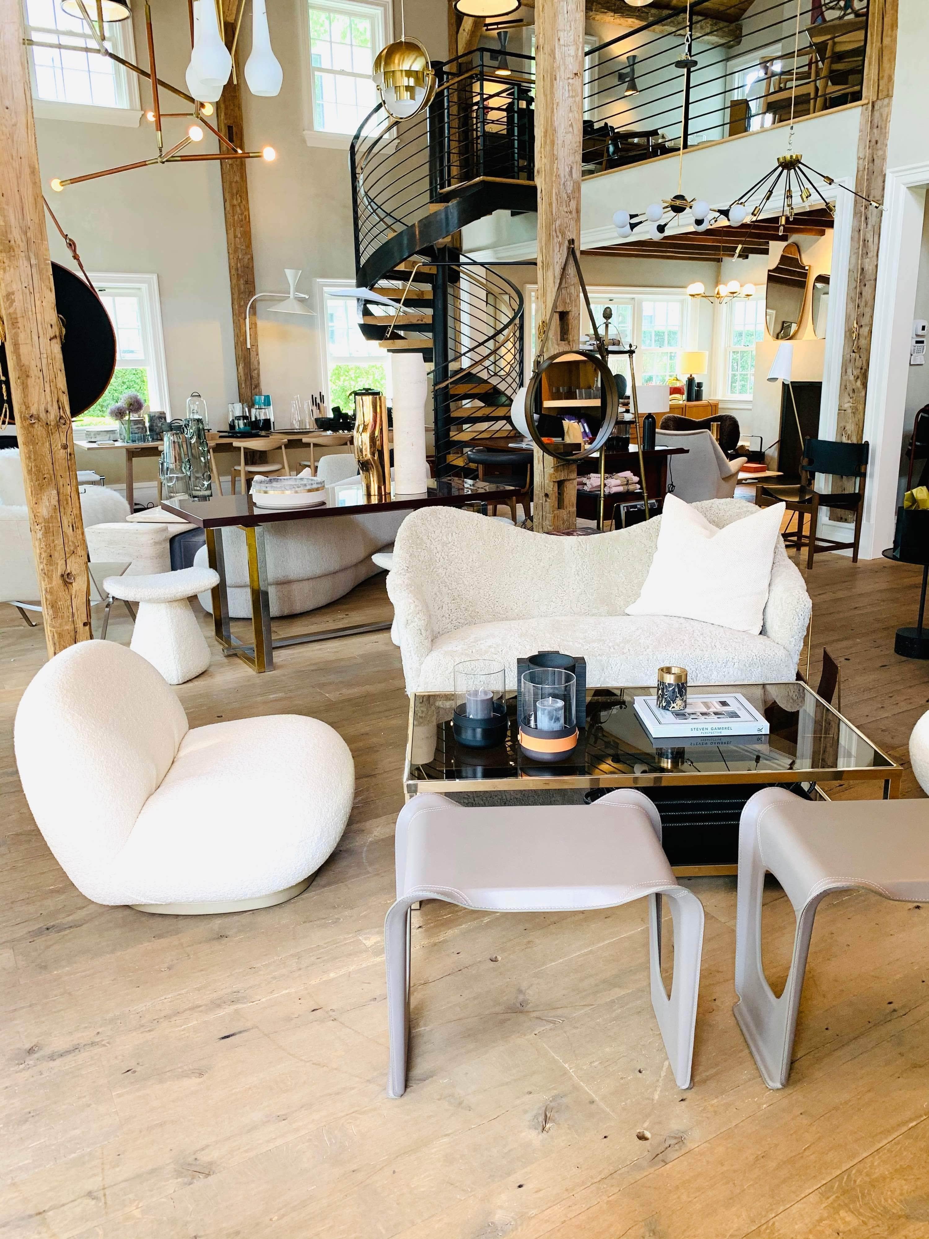 La chaise longue pivotante Pierre Paulin Pacha de Gubi constitue une option d'assise élégante et fonctionnelle pour la vie moderne. Avec ses formes courbes et fluides et son superbe rembourrage, cette chaise offre confort et style dans n'importe
