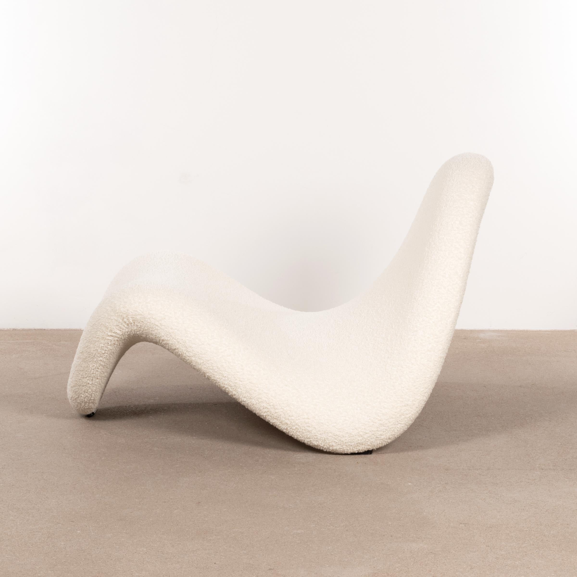Iconic and comfortable lounge chair designed by Pierre Paulin for Artifort. Steel frame with foam and reupholstered in DEDAR MILANO KARAKORUM IVORY T17011/001 all in excellent condition.