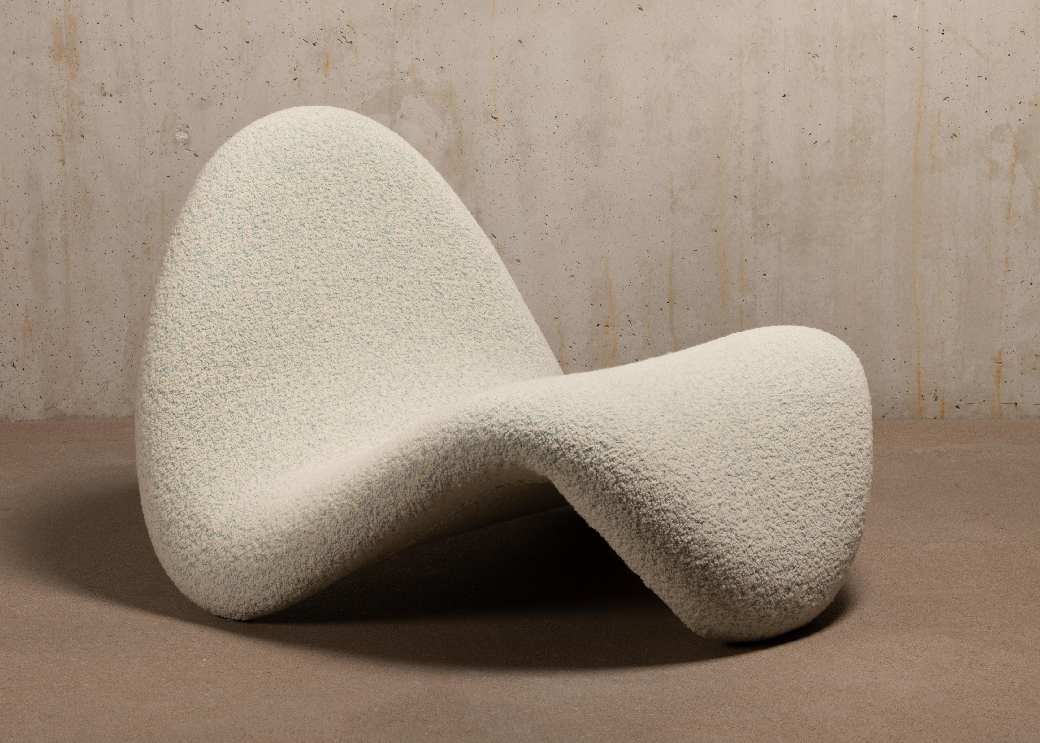 Iconic and comfortable lounge chair designed by Pierre Paulin for Artifort. Steel frame with foam and reupholstered in naturel duotone (green) Bouclé wool all in excellent condition.