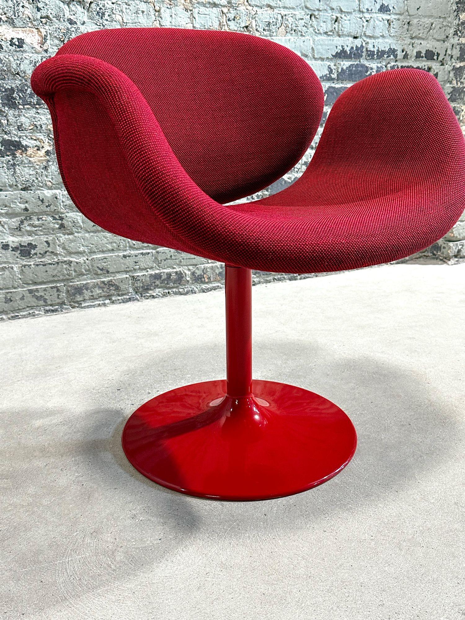 Pierre Paulin Tulip Midi Chair mit Aluminiumfuß, von Artifort 1960er Jahre. Der Stuhl ist ganz original mit einem roten Aluminiumfuß.
Maße: 27