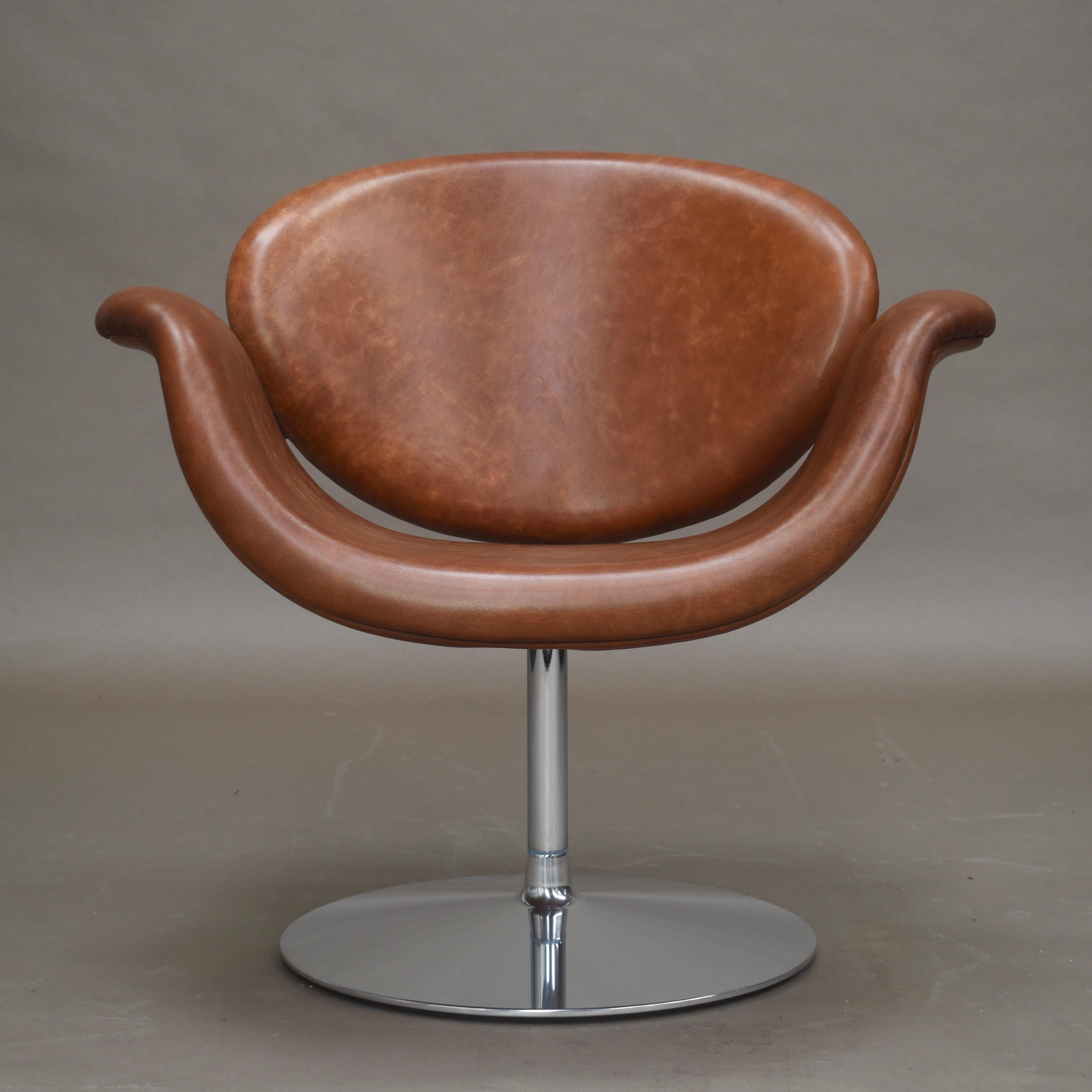 Iconic Tulip Midi swivel chair by Pierre Paulin for Artifort, Netherlands, 1960.
The chairs have been reupholstered by Artifort in a custom leather by Alphenberg.
This model is very comfortable and gives good ergonomic support, in particular to
