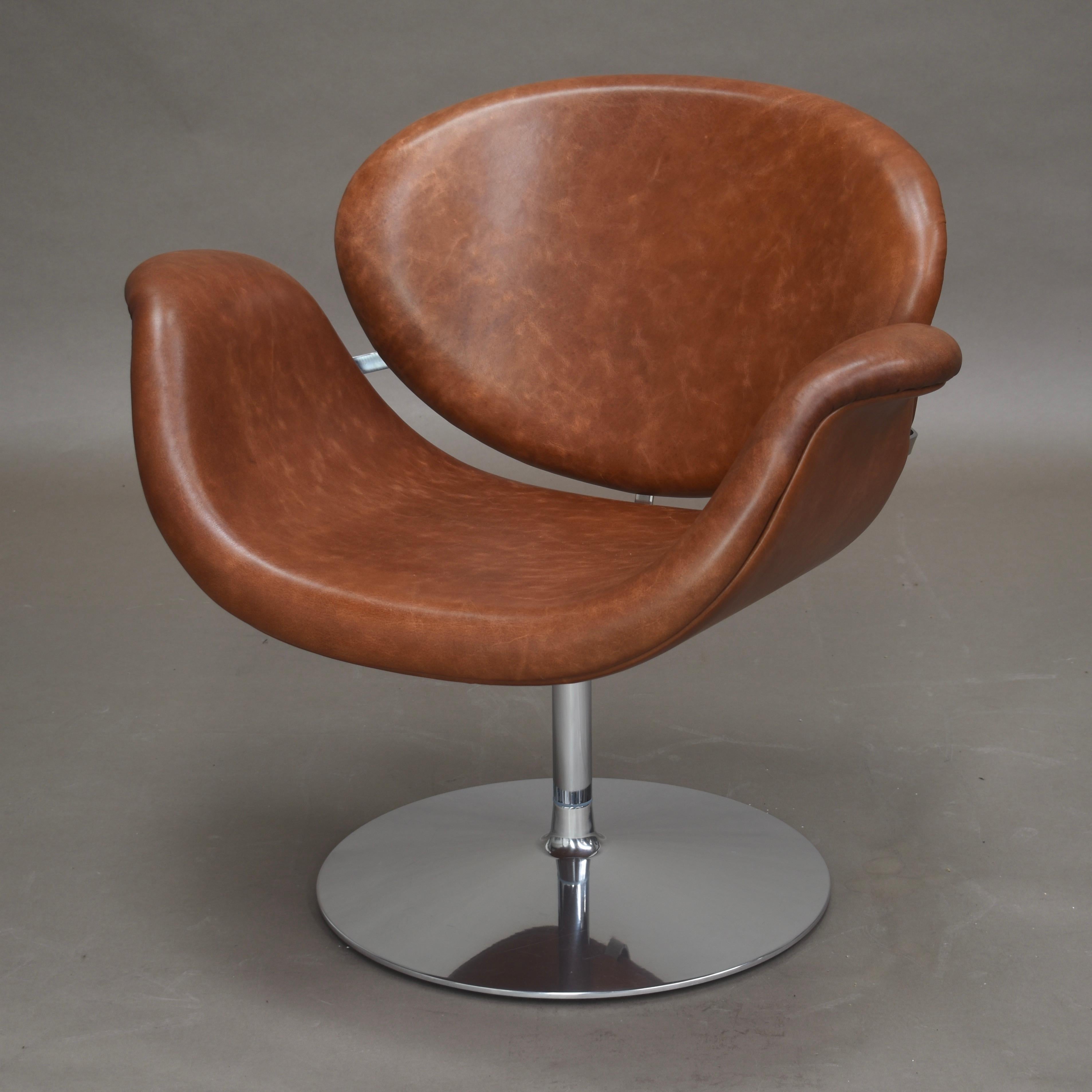 Iconic Tulip Midi swivel chair by Pierre Paulin for Artifort, Netherlands – 1960.
The chairs have been reupholstered by Artifort in a custom leather by Alphenberg.
This model is very comfortable and gives good ergonomic support, in particular to