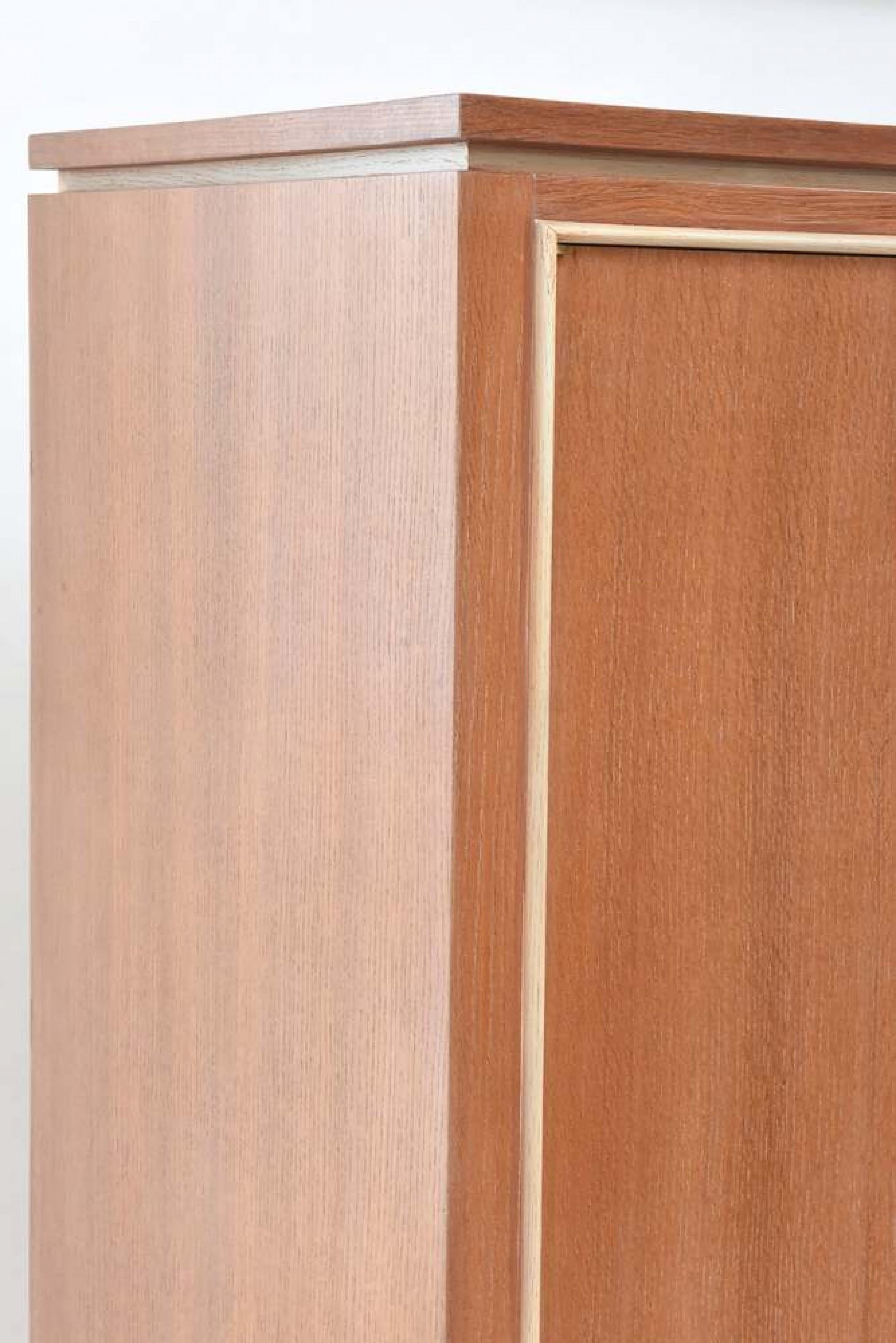 Pierre Petit Mid-Century Französisch Modern Gekalkte Eiche und Pergament Hochschrank (20. Jahrhundert) im Angebot