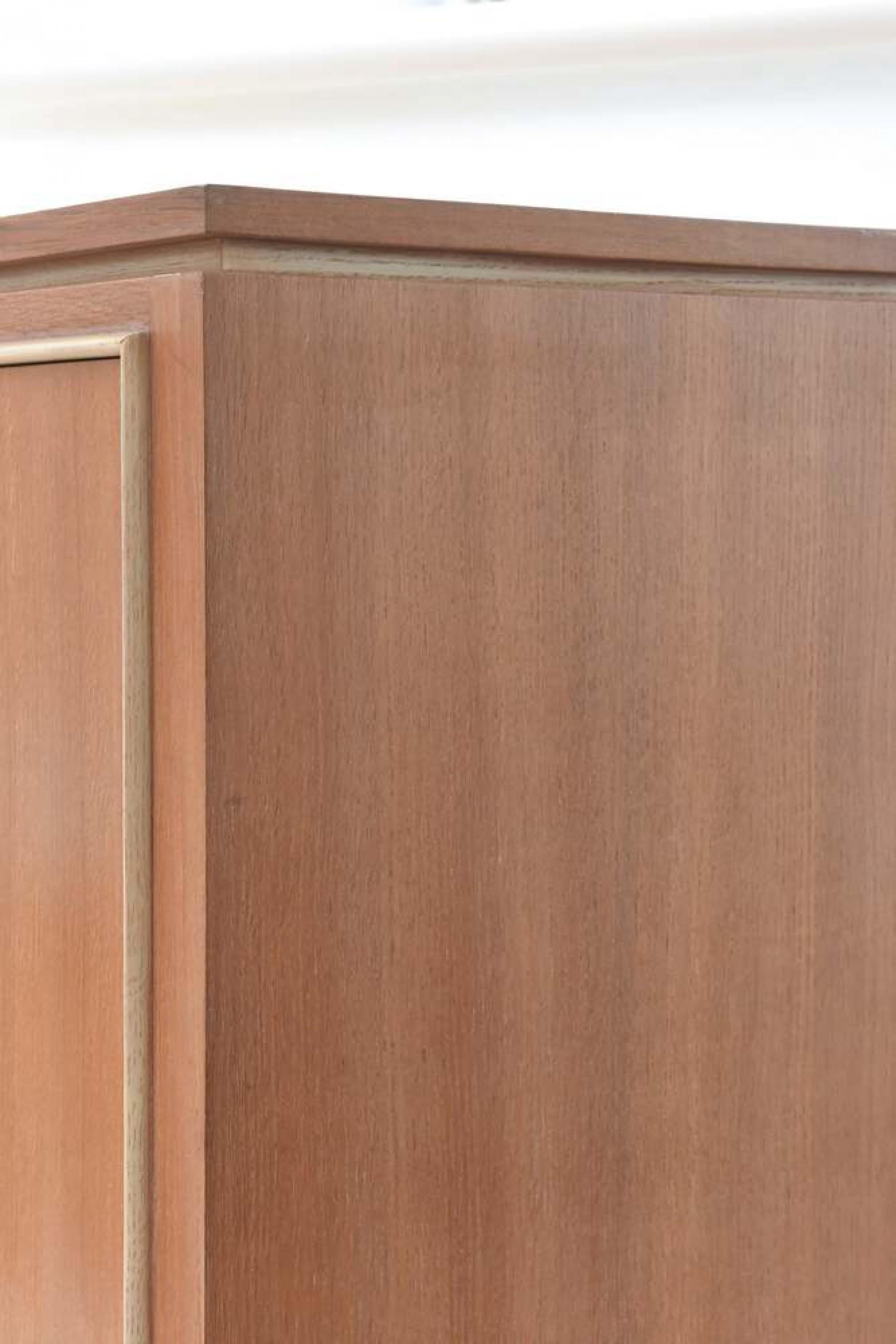 Pierre Petit Mid-Century Französisch Modern Gekalkte Eiche und Pergament Hochschrank im Angebot 3