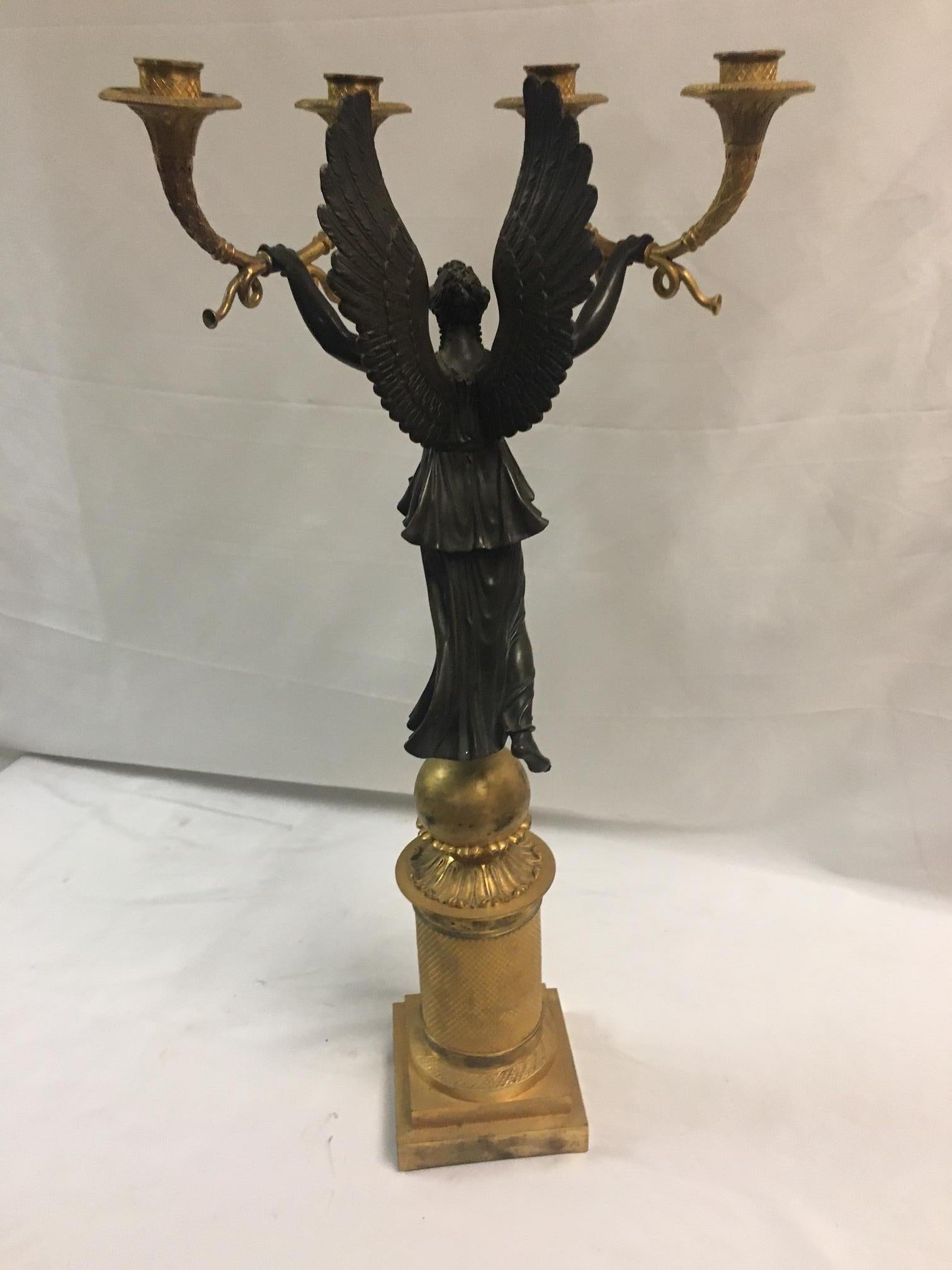 Candelabro a 4 bracci in bronzo dorato dell'Impero francese attribuito a Pierre-Philippe Thomire in vendita 3