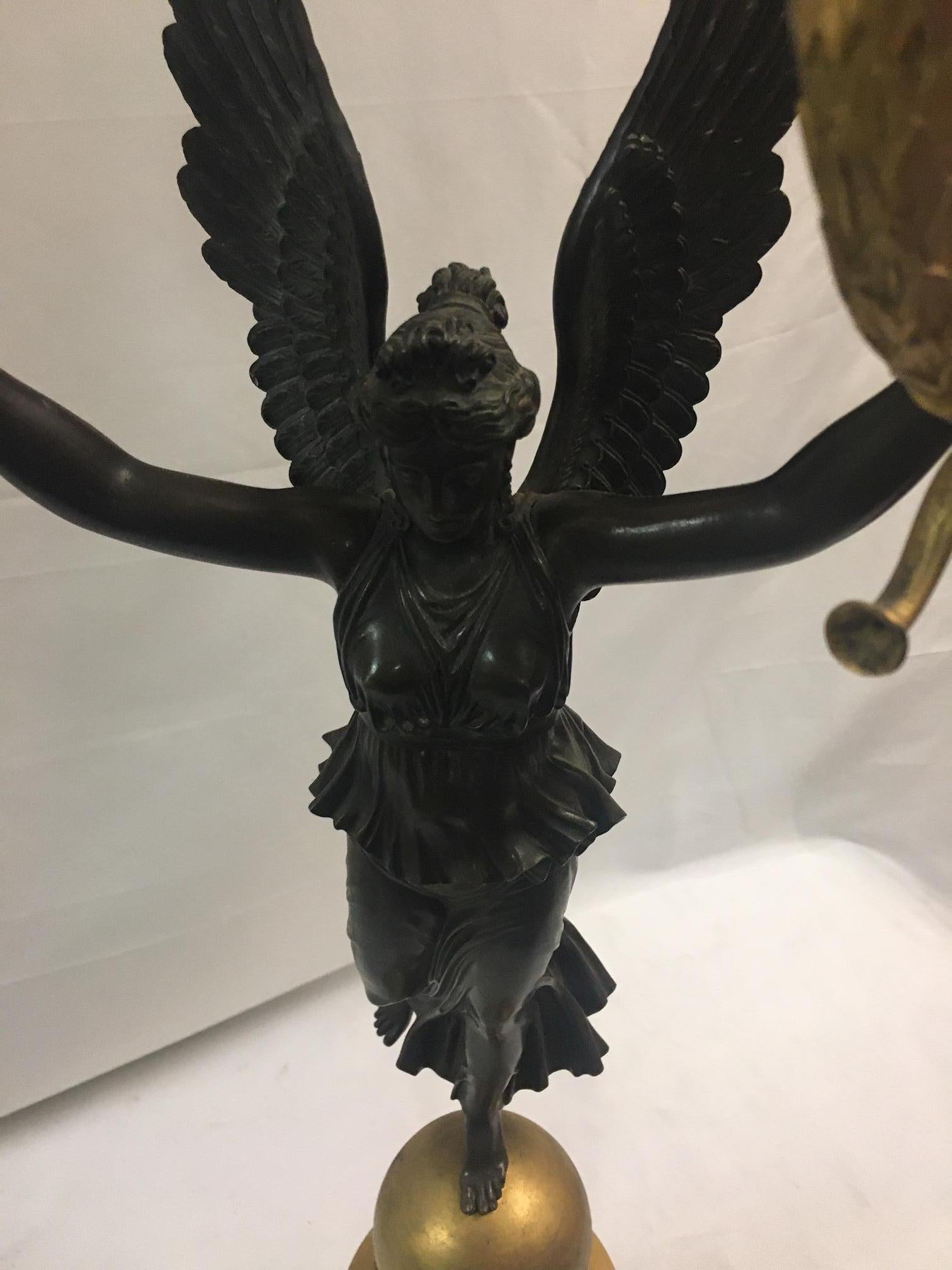 Stile impero Candelabro a 4 bracci in bronzo dorato dell'Impero francese attribuito a Pierre-Philippe Thomire in vendita
