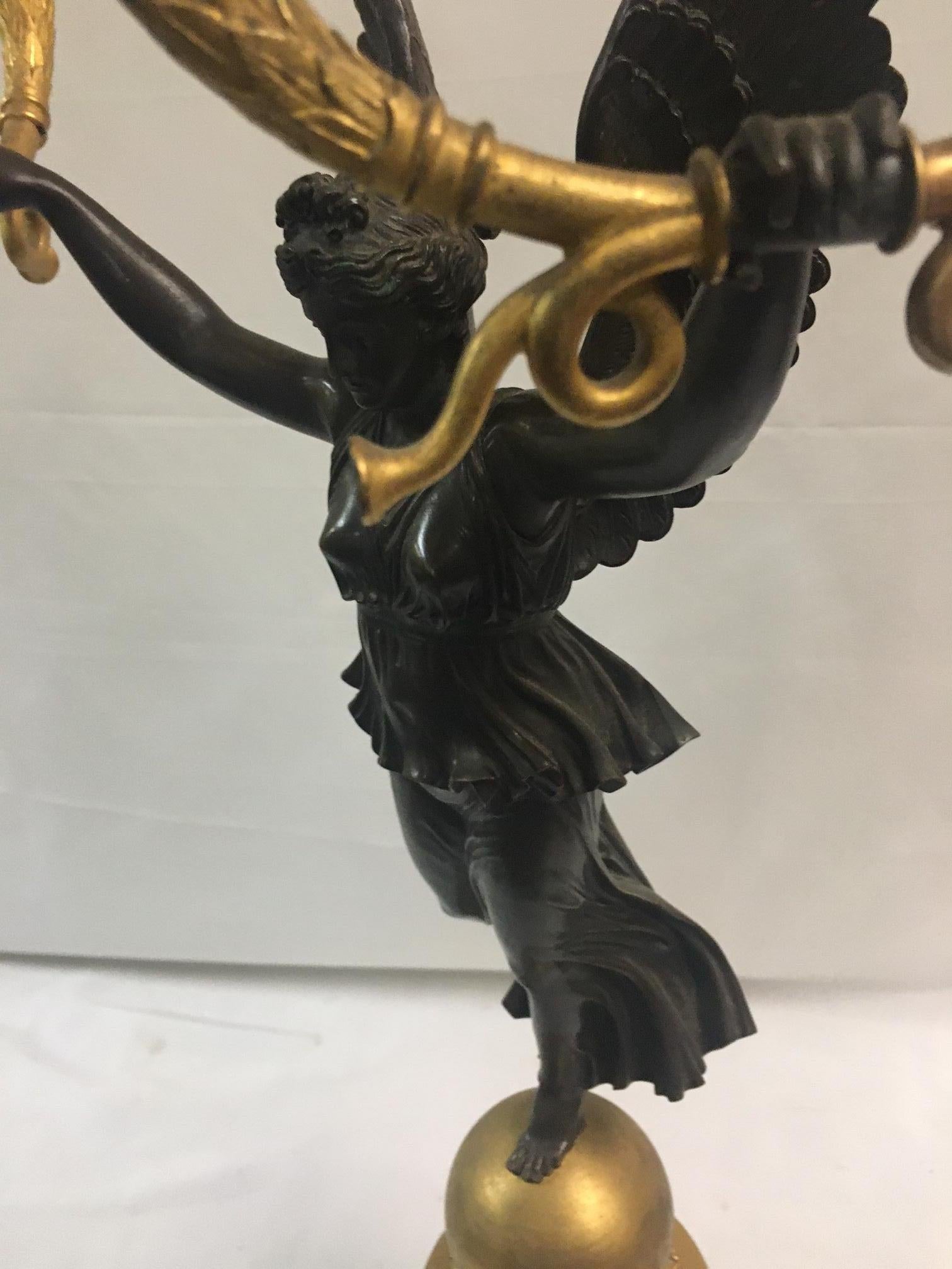 Francese Candelabro a 4 bracci in bronzo dorato dell'Impero francese attribuito a Pierre-Philippe Thomire in vendita