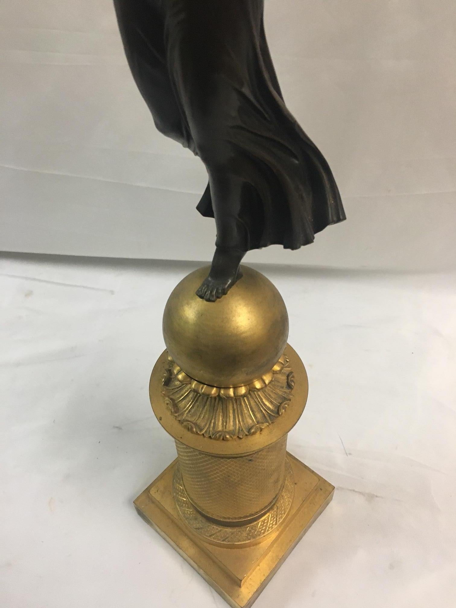 Dorato Candelabro a 4 bracci in bronzo dorato dell'Impero francese attribuito a Pierre-Philippe Thomire in vendita