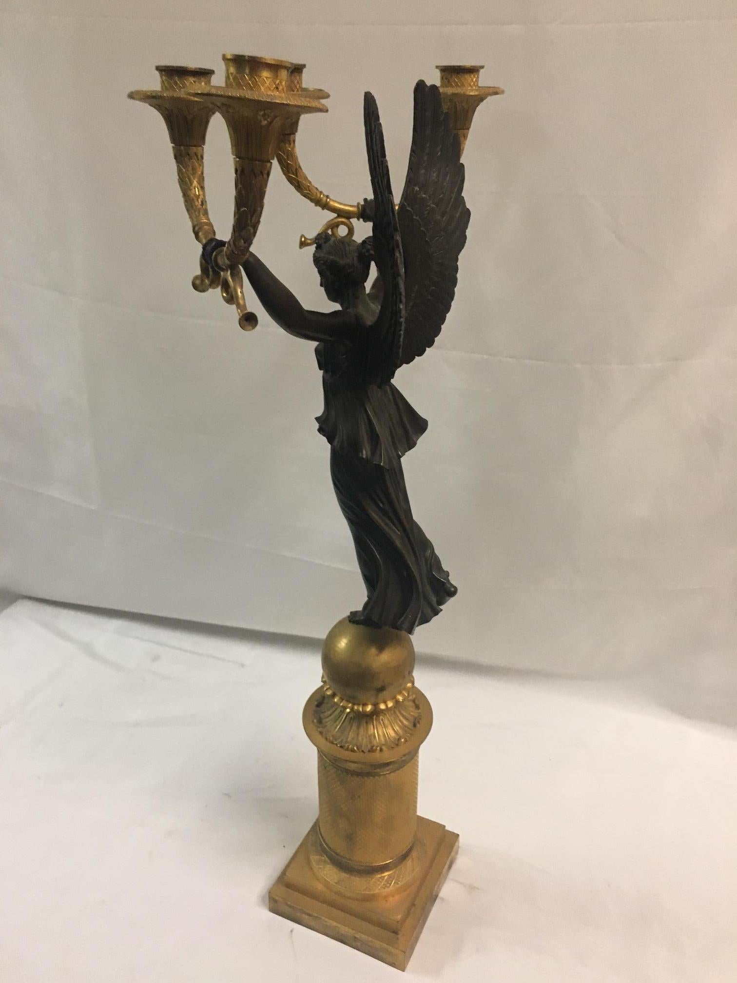 Candelabro a 4 bracci in bronzo dorato dell'Impero francese attribuito a Pierre-Philippe Thomire In condizioni buone in vendita a Savannah, GA