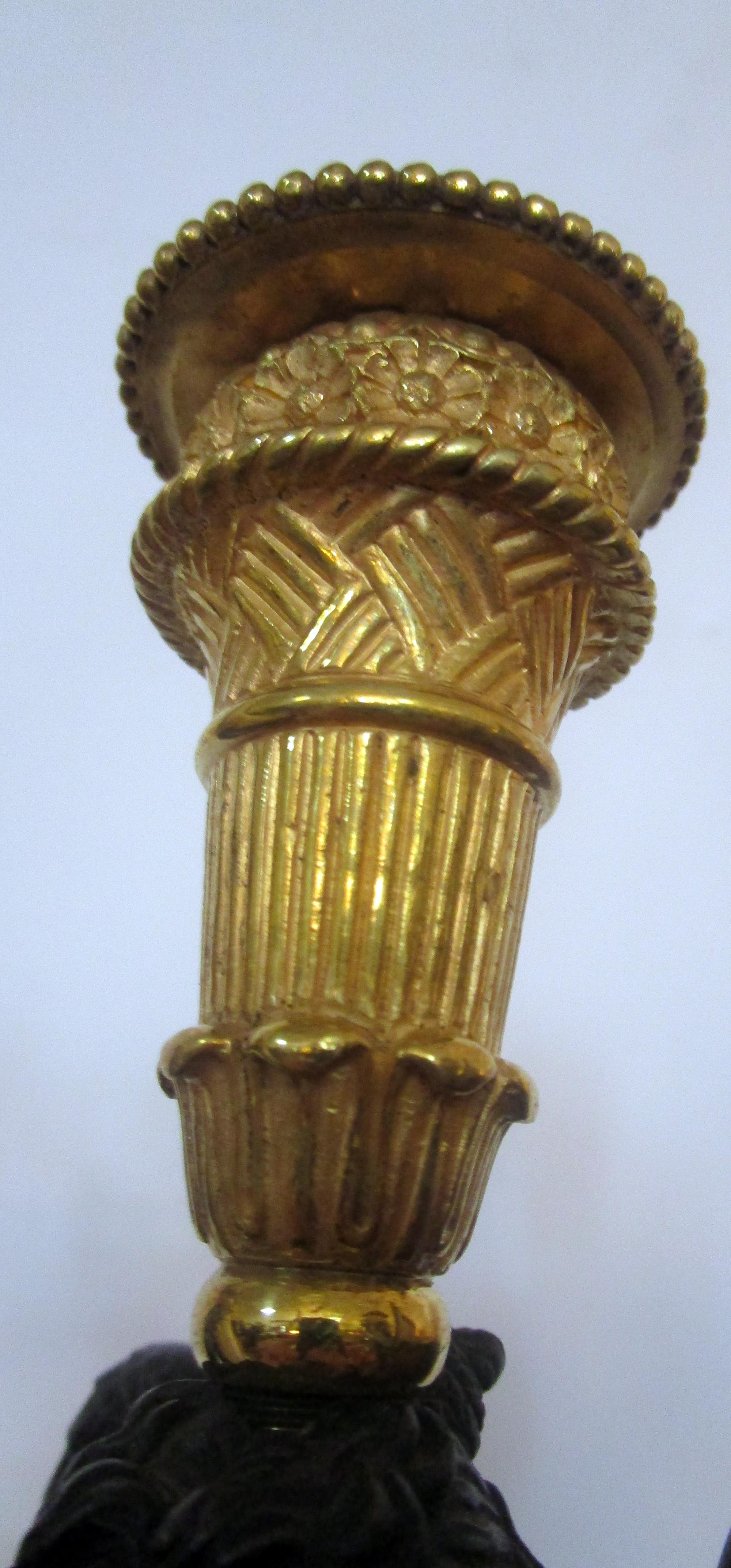 Ein einzelner französischer Empire-Kandelaber aus vergoldeter Bronze, Pierre-Philippe Thomire zugeschrieben im Angebot 5