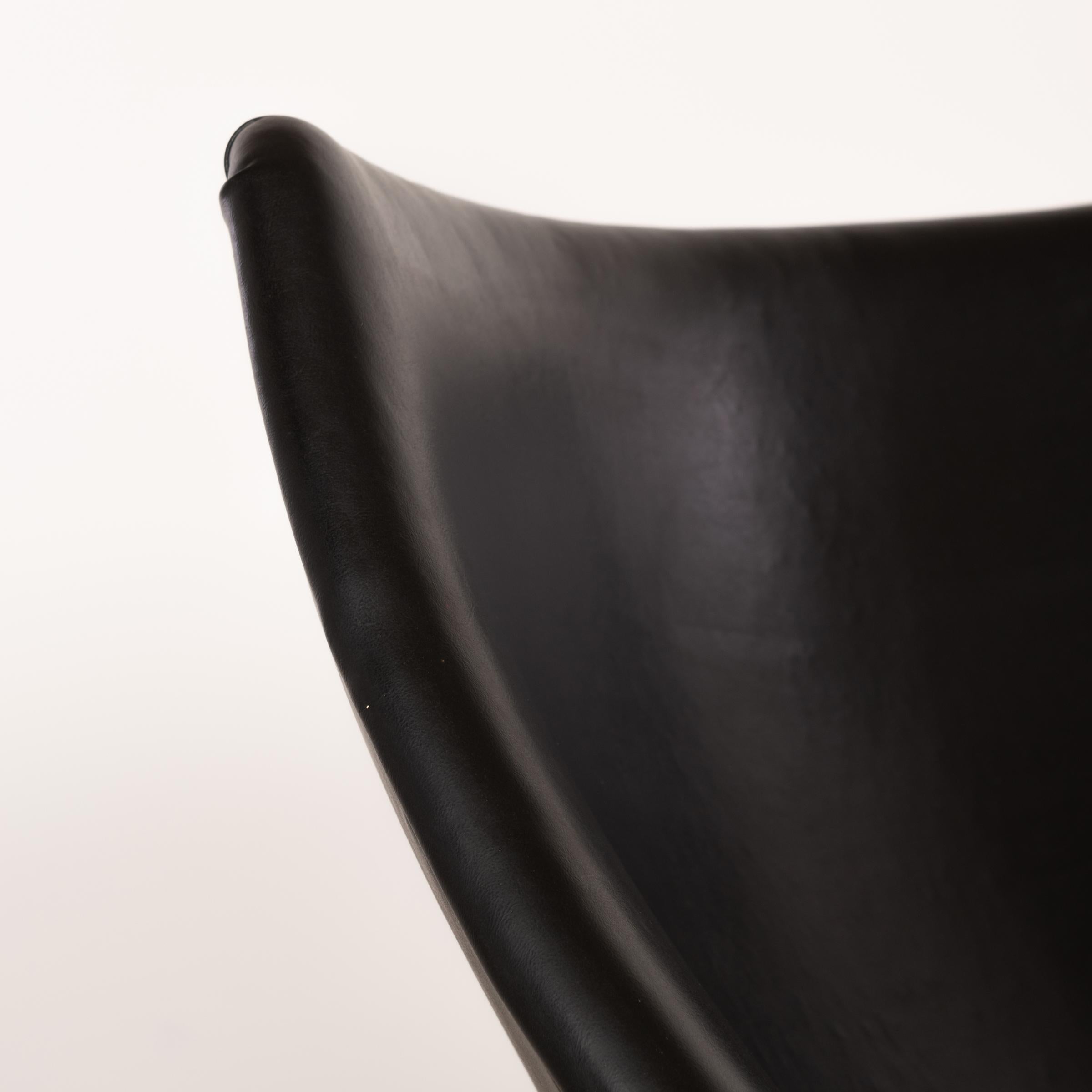 Pierre Poulin Little Oyster Lounge Chair in Black Skai Leather for Artifort 1965 1