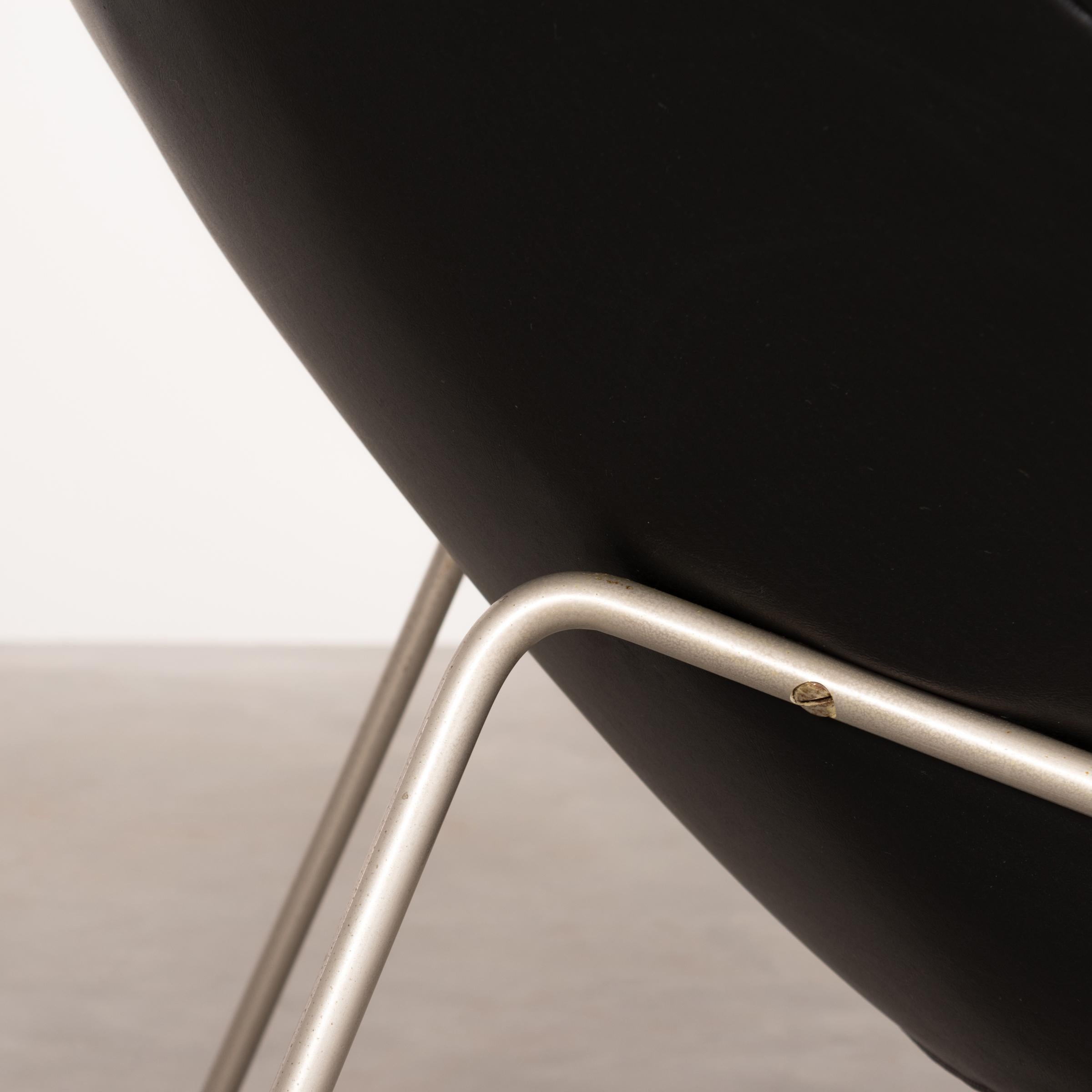 Pierre Poulin Little Oyster Lounge Chair in Black Skai Leather for Artifort 1965 2