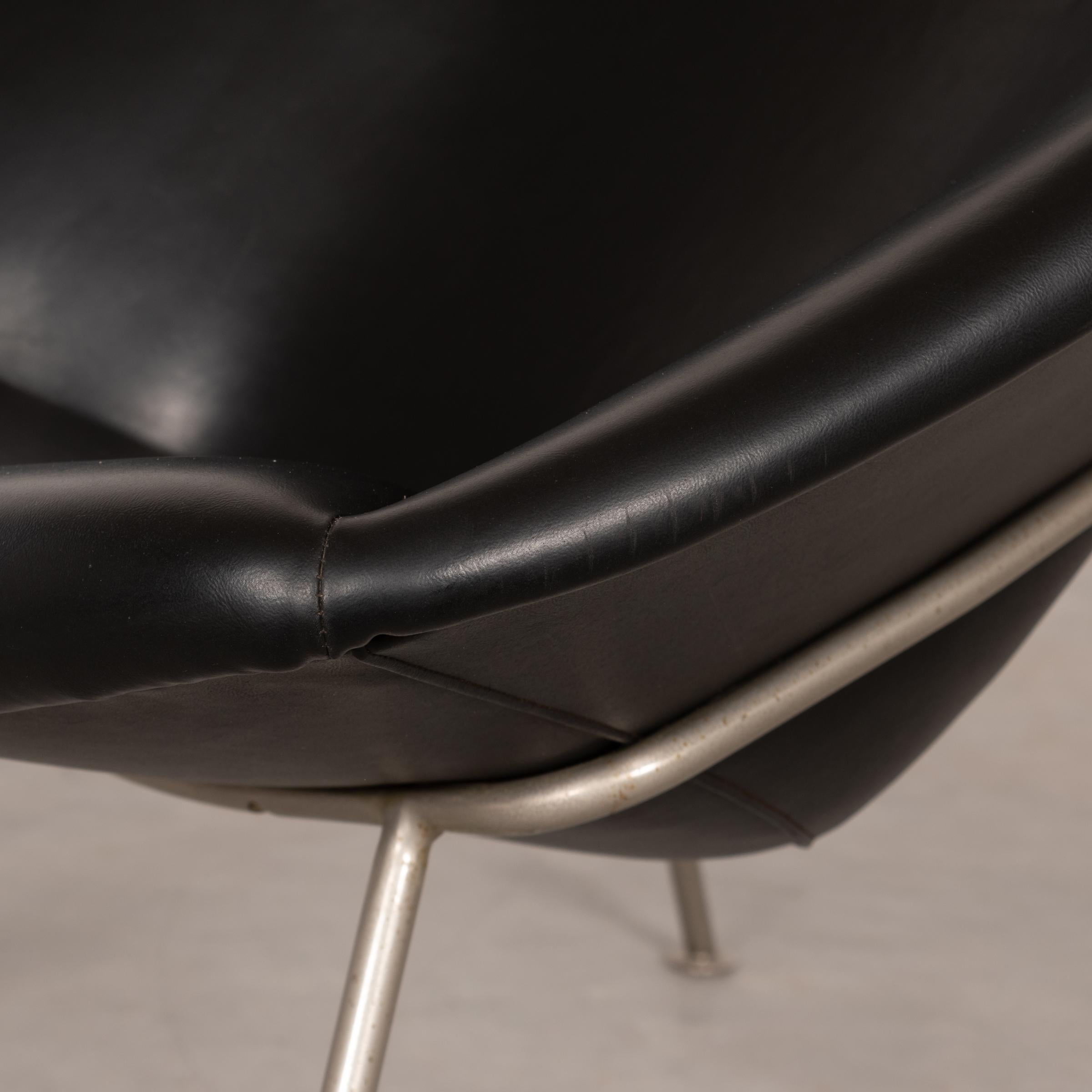 Pierre Poulin Little Oyster Lounge Chair in Black Skai Leather for Artifort 1965 6