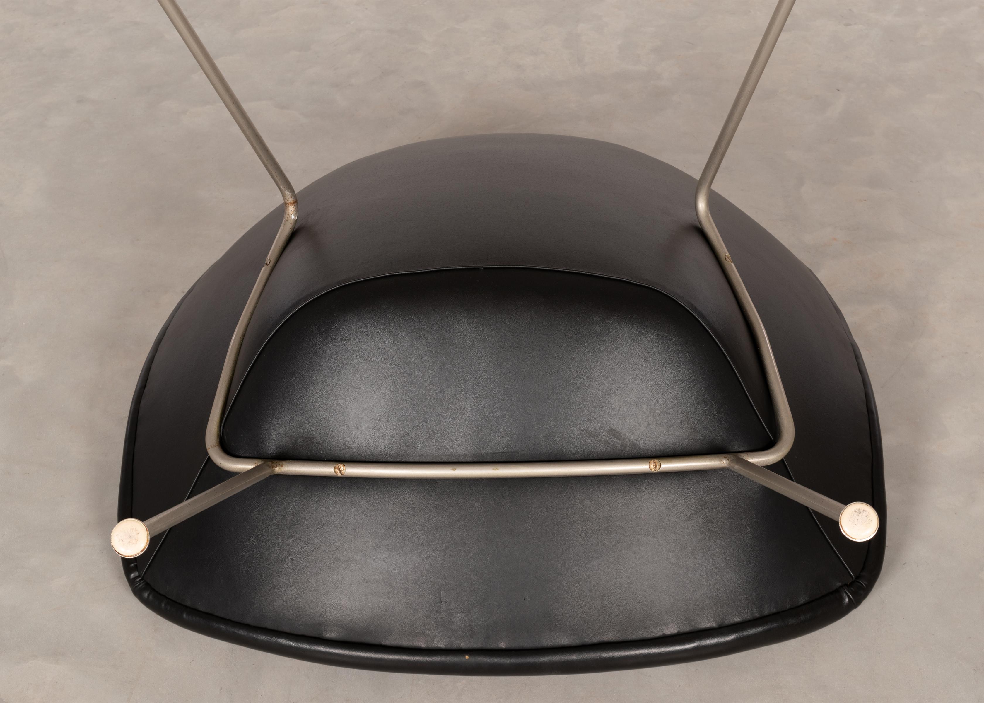 Pierre Poulin Little Oyster Lounge Chair in Black Skai Leather for Artifort 1965 8