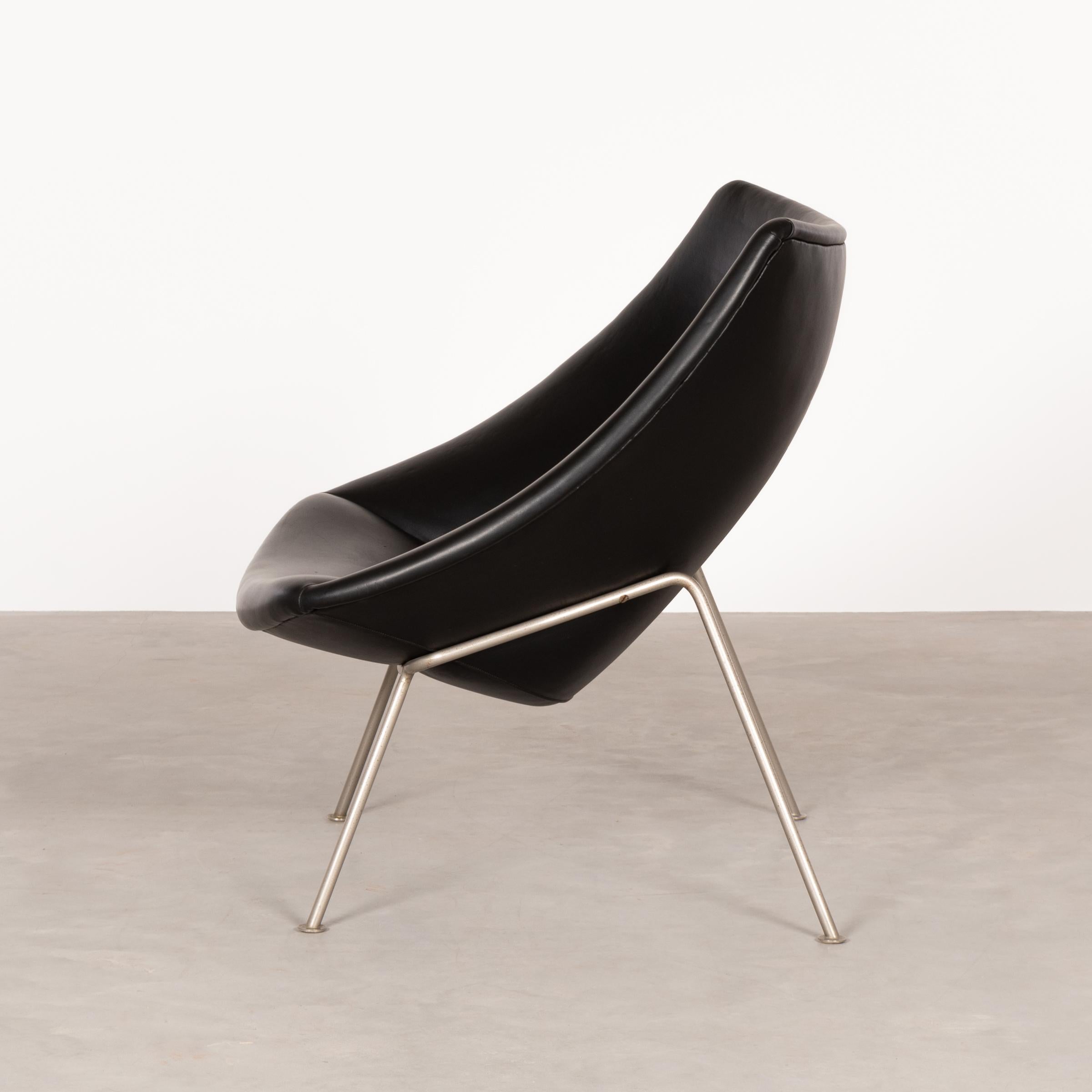 Early Little Oyster lounge chair from Pierre Poulin for Artifort 1965. The Little Oyster was only produced between 1965 and 1970 and therefore more rare then the regular Oyster which is in production again from 1999. Nickel-plated tubular steel base