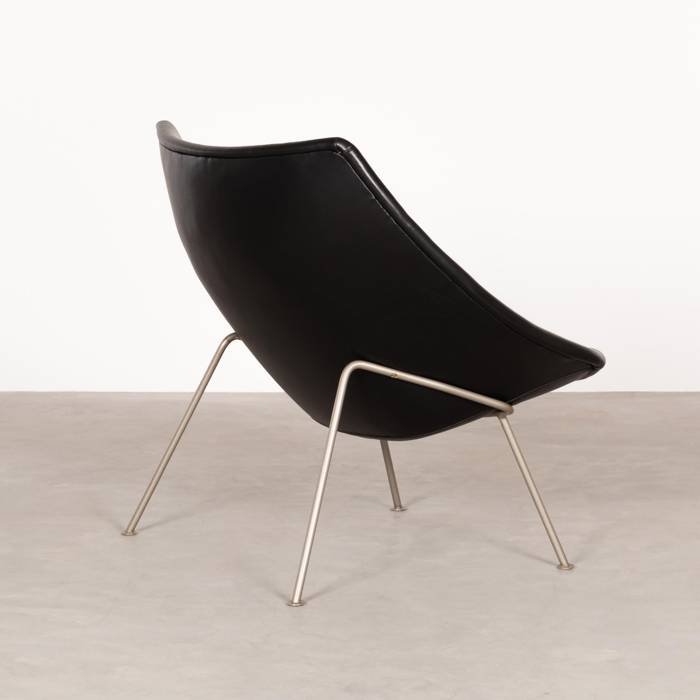 black oyster chair