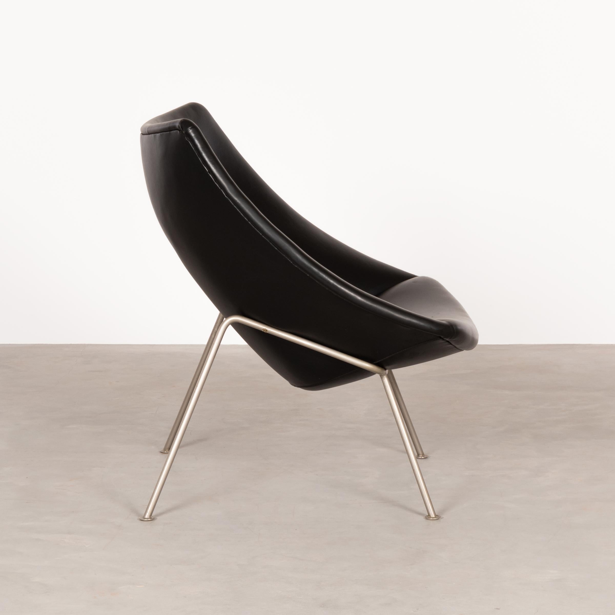 Mid-Century Modern Pierre Poulin Little Oyster Lounge Chair in Black Skai Leather for Artifort 1965