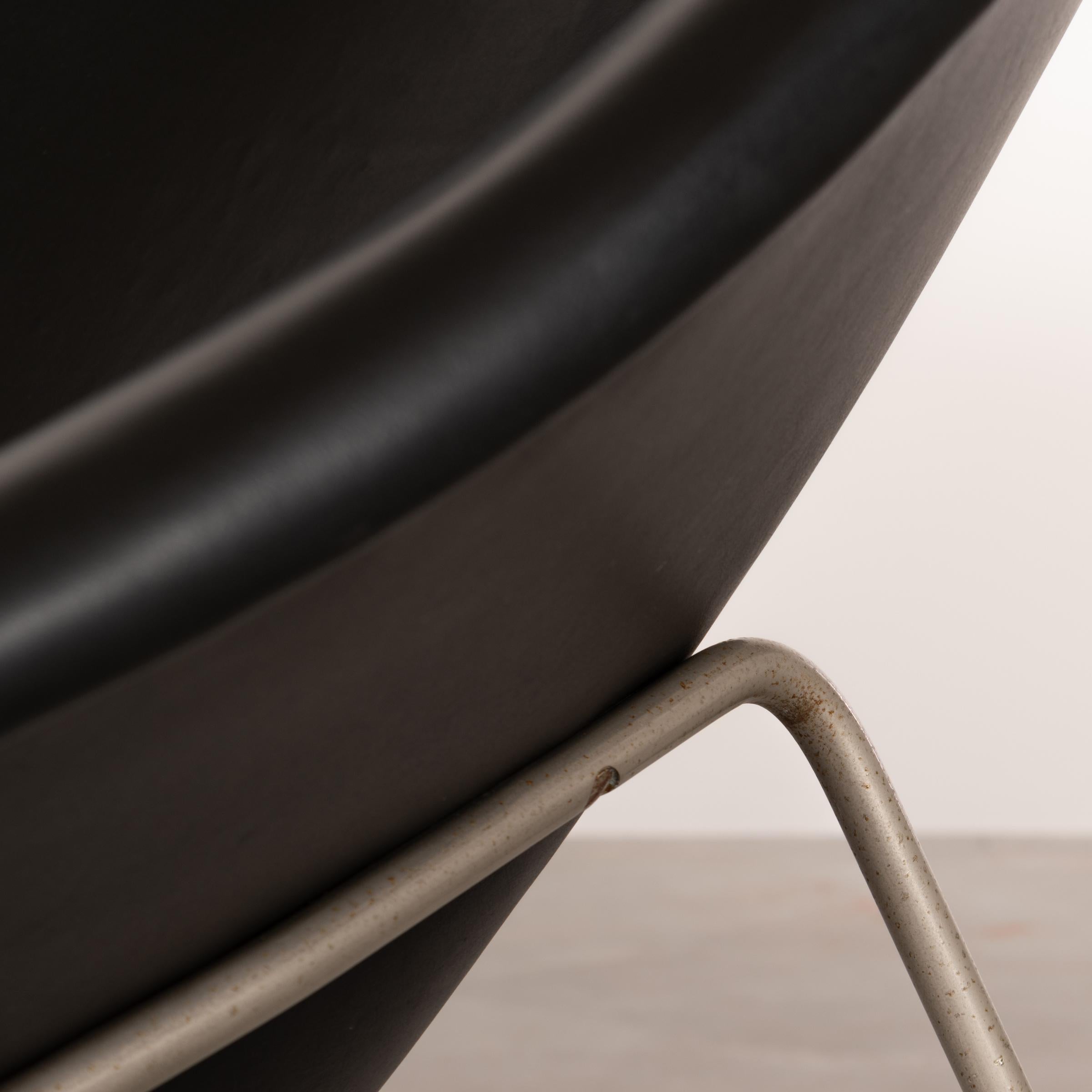 Pierre Poulin Little Oyster Lounge Chair in Black Skai Leather for Artifort 1965 In Good Condition In Amsterdam, NL