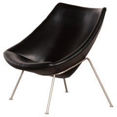 Chaise longue Little Oyster de Pierre Poulin en cuir de skaï noir pour Artifort 1965