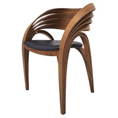 Fauteuil Genese en noyer américain de Pierre Renart