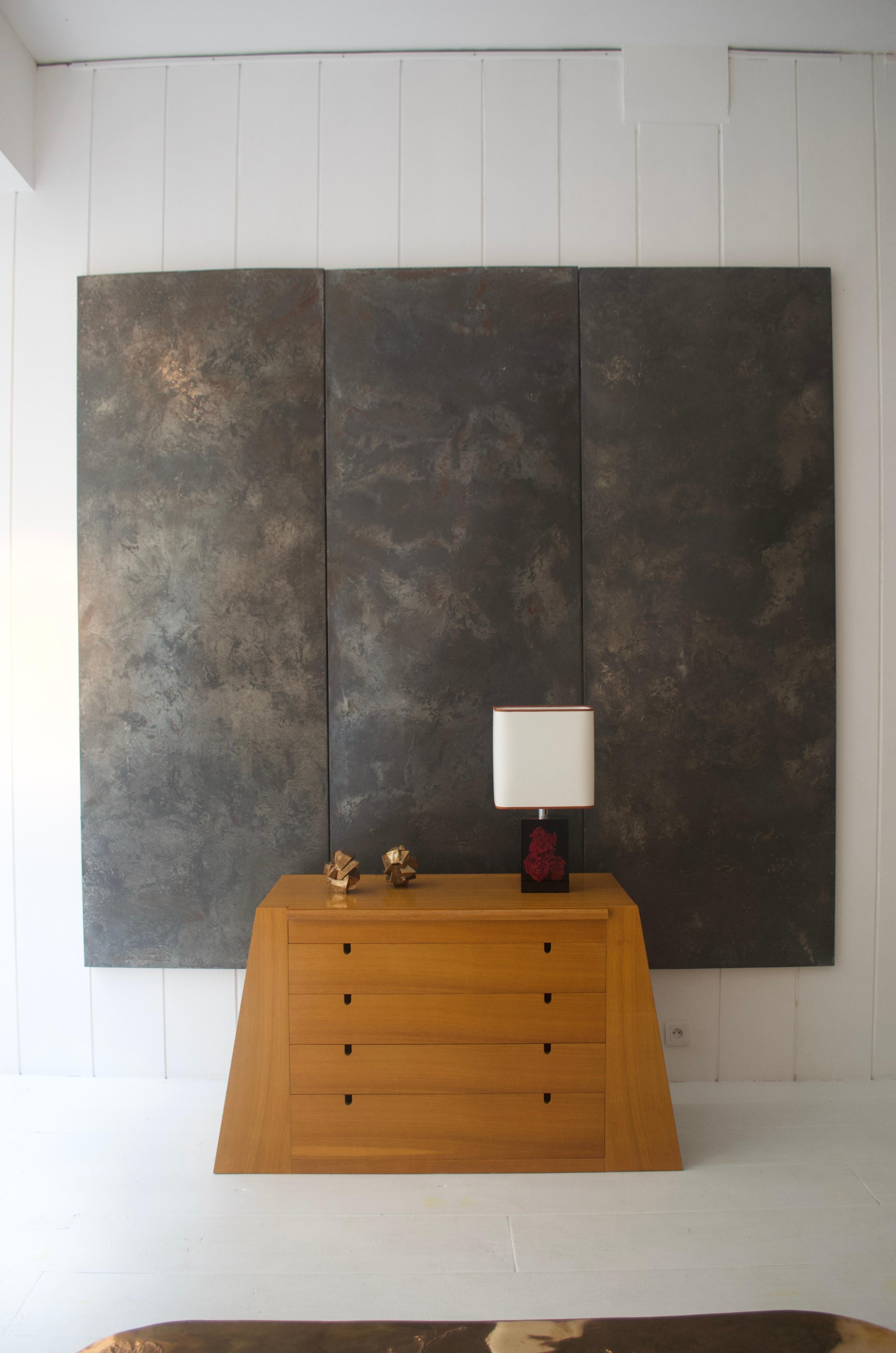 Pierre Sabatier
Brutalistisches Wandgemälde, bestehend aus 3 Tafeln aus Stahl und reinem Zinn.
Die Tafel stellt die Materie im Wandel dar, wenn Zinn auf Stahl trifft.
Frankreich 1974
H. 247 cm, B. 267 cm, T. 4,5 cm