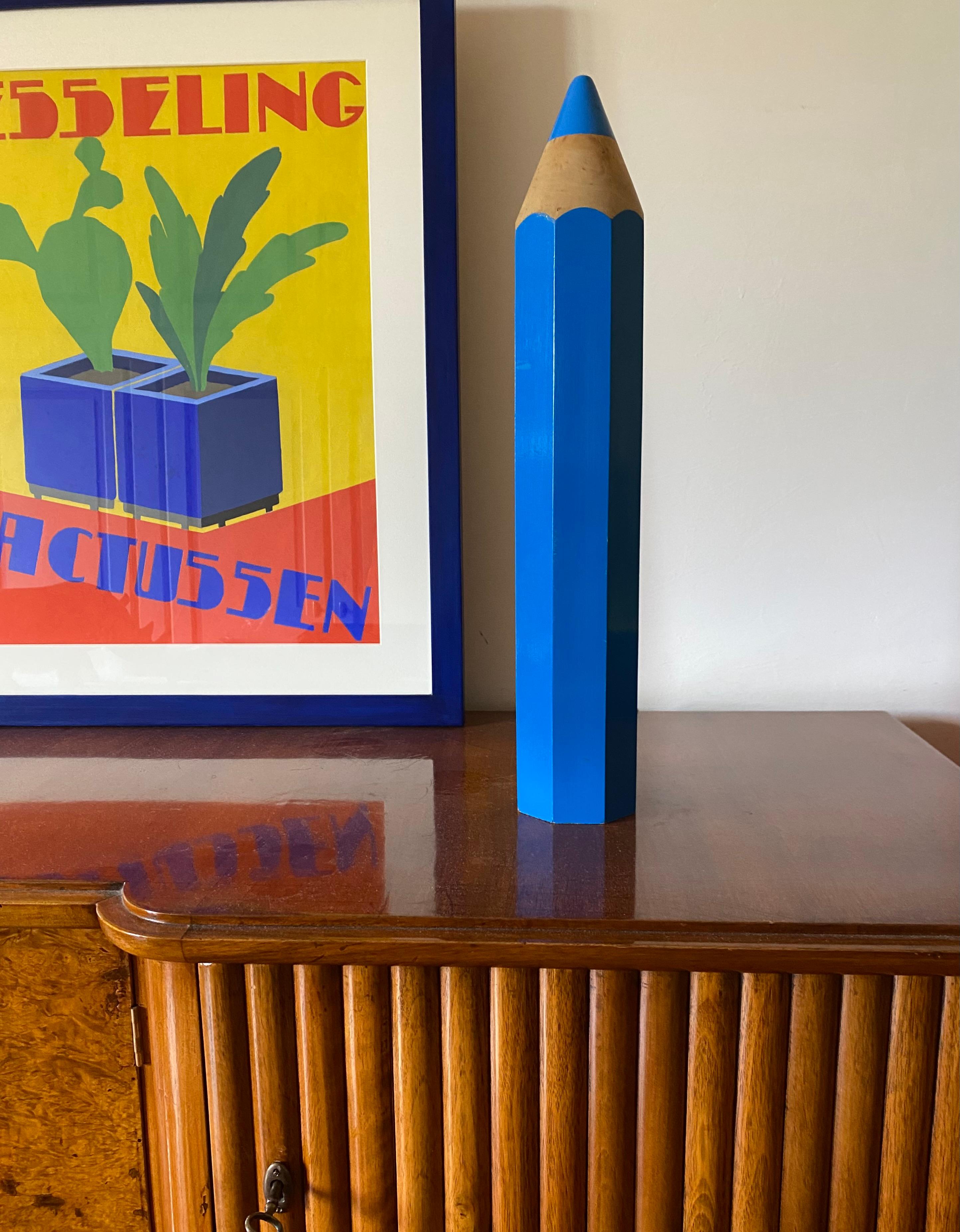 Lámpara de sobremesa posmoderna Crayon azul

diseñado por Michel Aroutcheff Ed. Vilac Francia años 80

Luz de neón. Madera lacada

51 cm de altura - 9 cm de diámetro

Estado: excelente, sin defectos