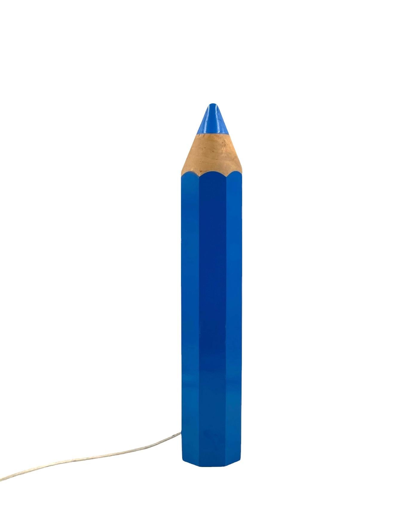 Michel Aroutcheff, lámpara de mesa Pencil azul postmoderna, Ed. Vilac Francia años 80 en Excelente estado para la venta en Firenze, IT