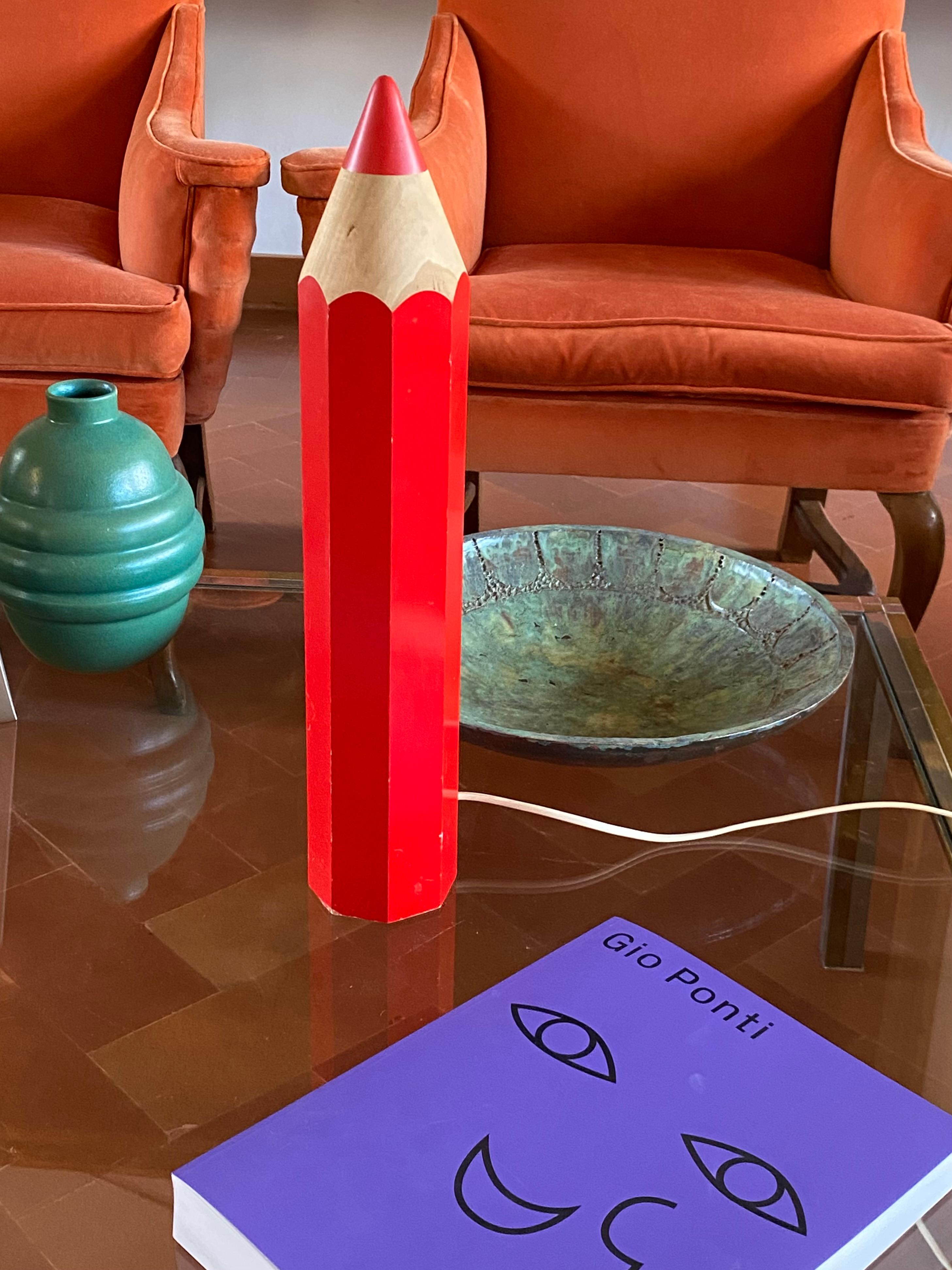 Michel Aroutcheff, lámpara de sobremesa posmoderna Lápiz rojo, Ed. Vilac Francia años 80 en venta 3