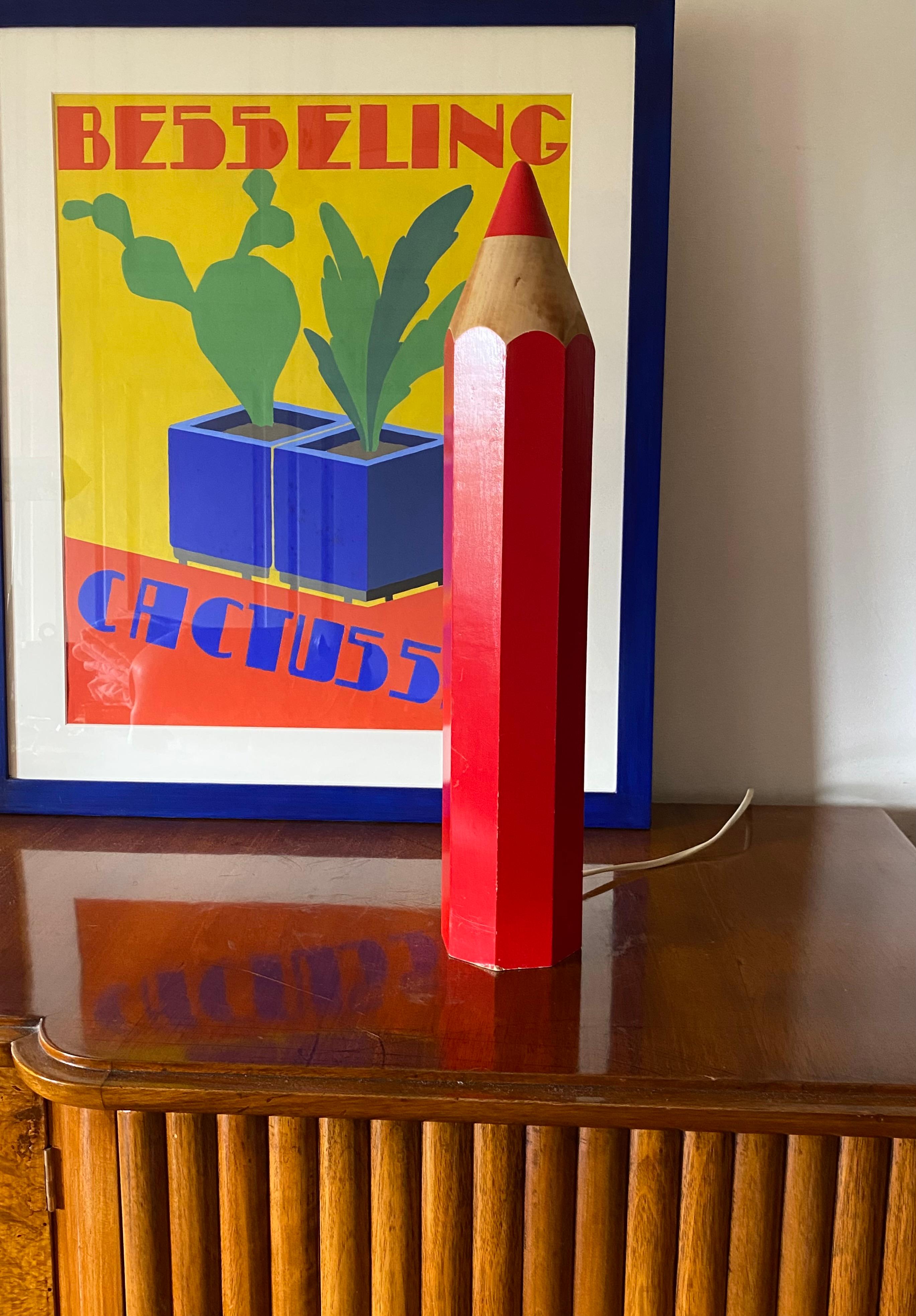 Lámpara de mesa posmoderna Crayon roja

diseñado por Michel Aroutcheff Ed. Vilac Francia años 80

Luz de neón. Madera lacada

51 cm de altura - 9 cm de diámetro

Estado: excelente, sin defectos
