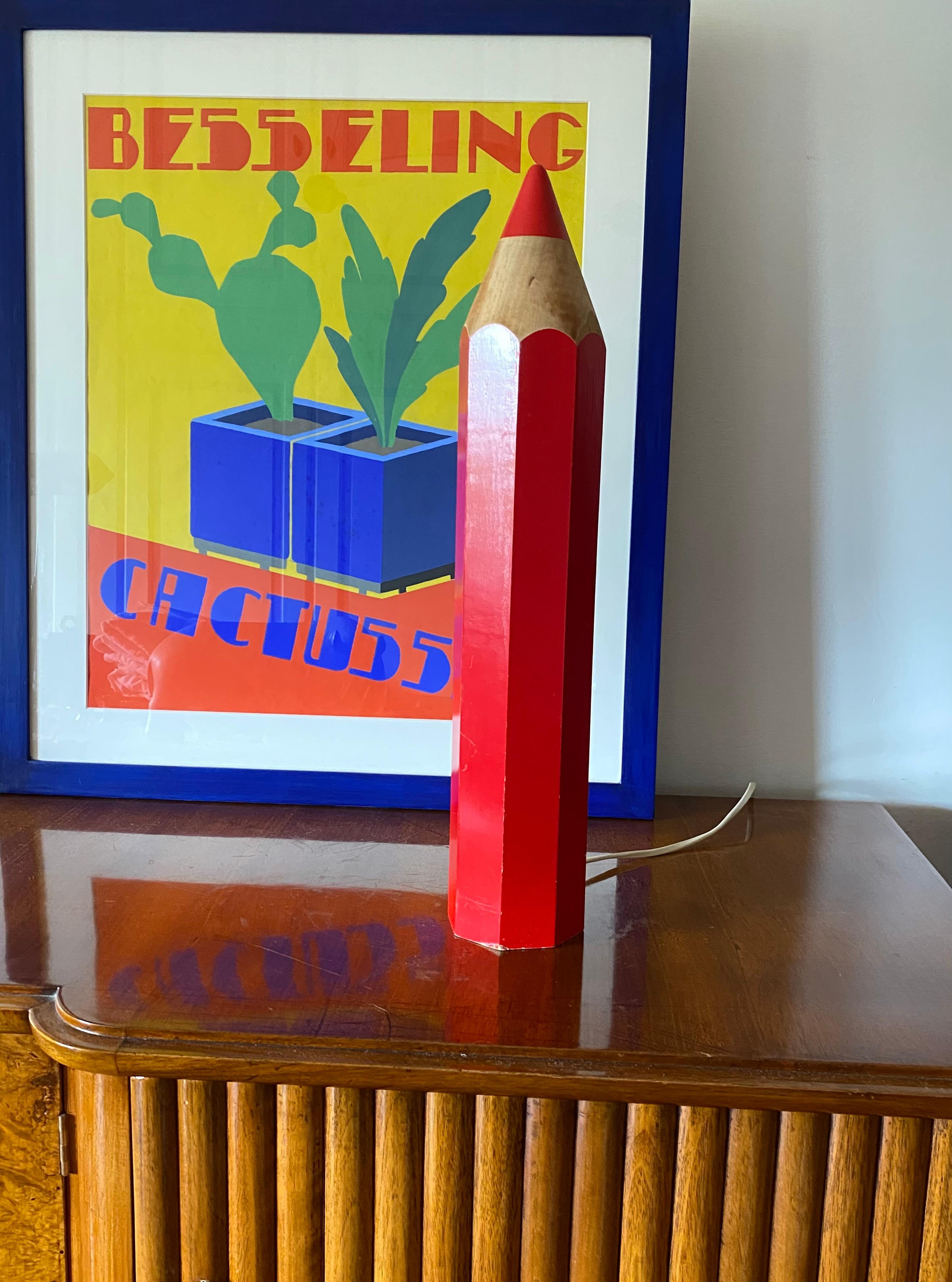 Michel Aroutcheff, lámpara de sobremesa posmoderna Lápiz rojo, Ed. Vilac Francia años 80 Madera en venta