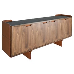 Pierre Sideboard, amerikanischer Nussbaumfurnier, Platte in Fenix, Lederdetails