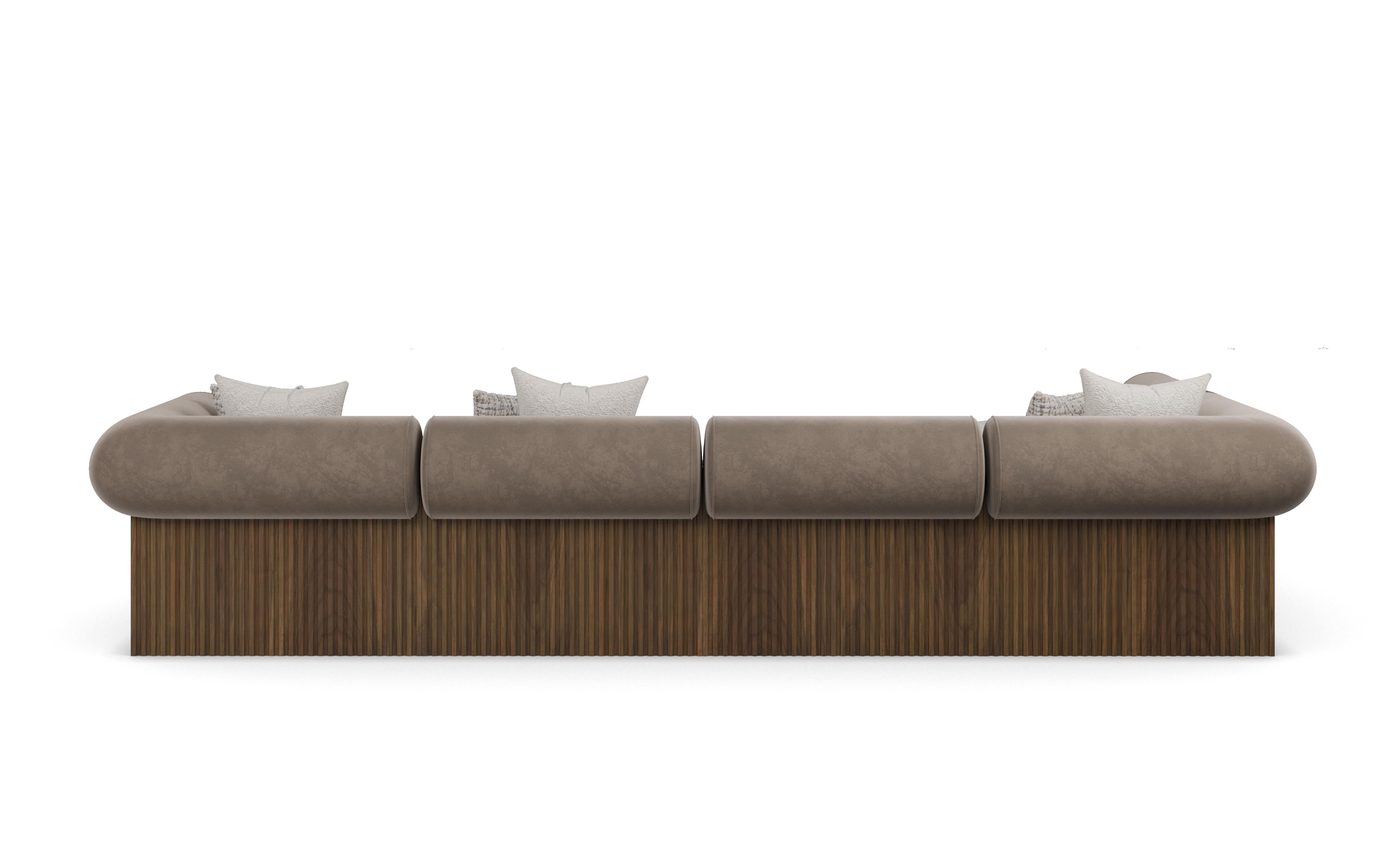 Pierre Sofa est un canapé modulaire en velours de luxe conçu comme une ancre architecturale calme pour les espaces de vie. Son langage est linéaire et composé, conçu pour être lu comme une partie de la structure de l'intérieur plutôt que comme un