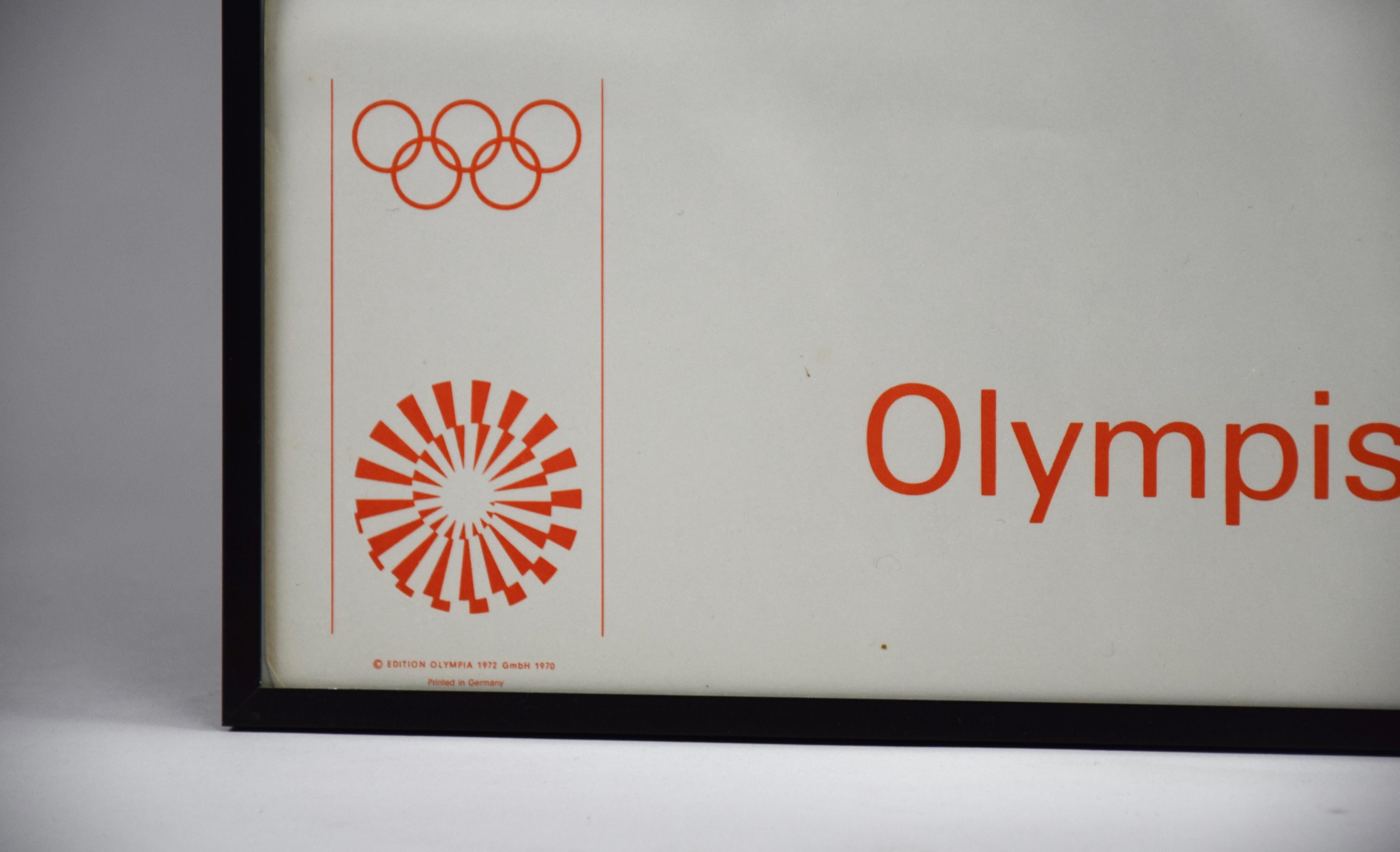 Tauchen Sie ein in den Geist des Sports und der Kunst mit dem kultigen Olympia-Poster von München 1972, das von dem berühmten Künstler Pierre Soulages geschaffen wurde. Dieses Plakat erinnert nicht nur an die historischen Olympischen Spiele, sondern
