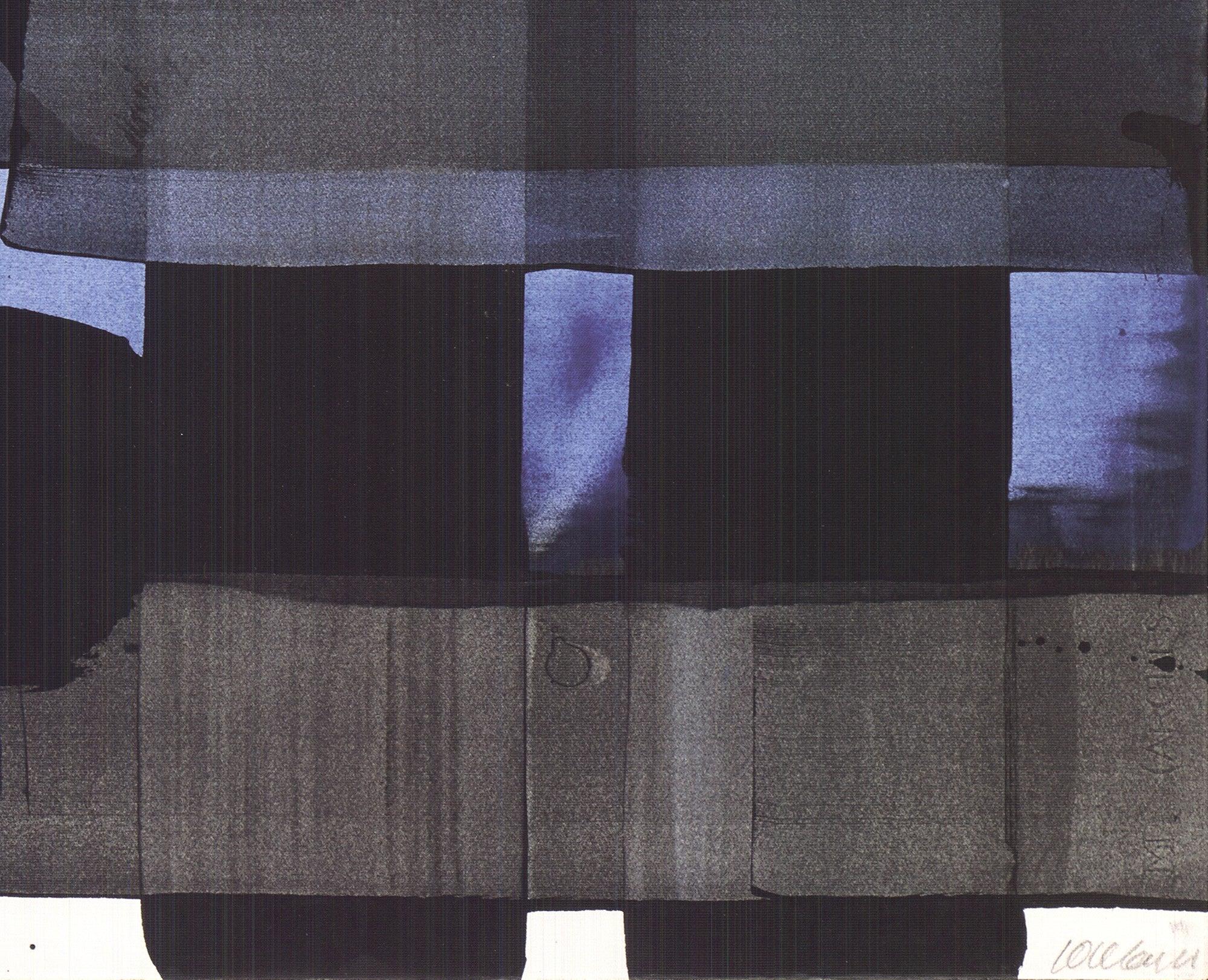 Ésta es una reproducción de Gouache, un cuadro de Pierre Soulages, impreso en 2007. La obra presenta pinceladas gruesas y largas de pintura negra y azul claro aplicadas horizontalmente, que muestran la técnica característica de Soulages. La