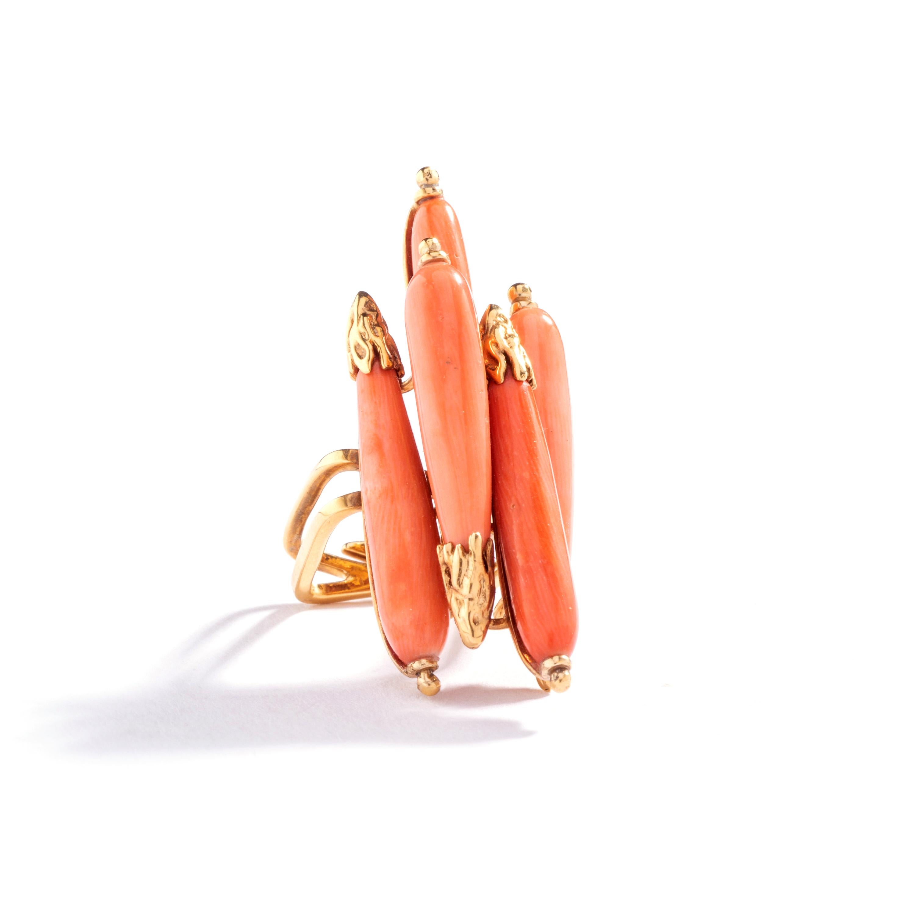 Unique and dramatic design.
Coral and yellow Gold ring by Pierre Sterlé.
French marks.
Circa 1960.