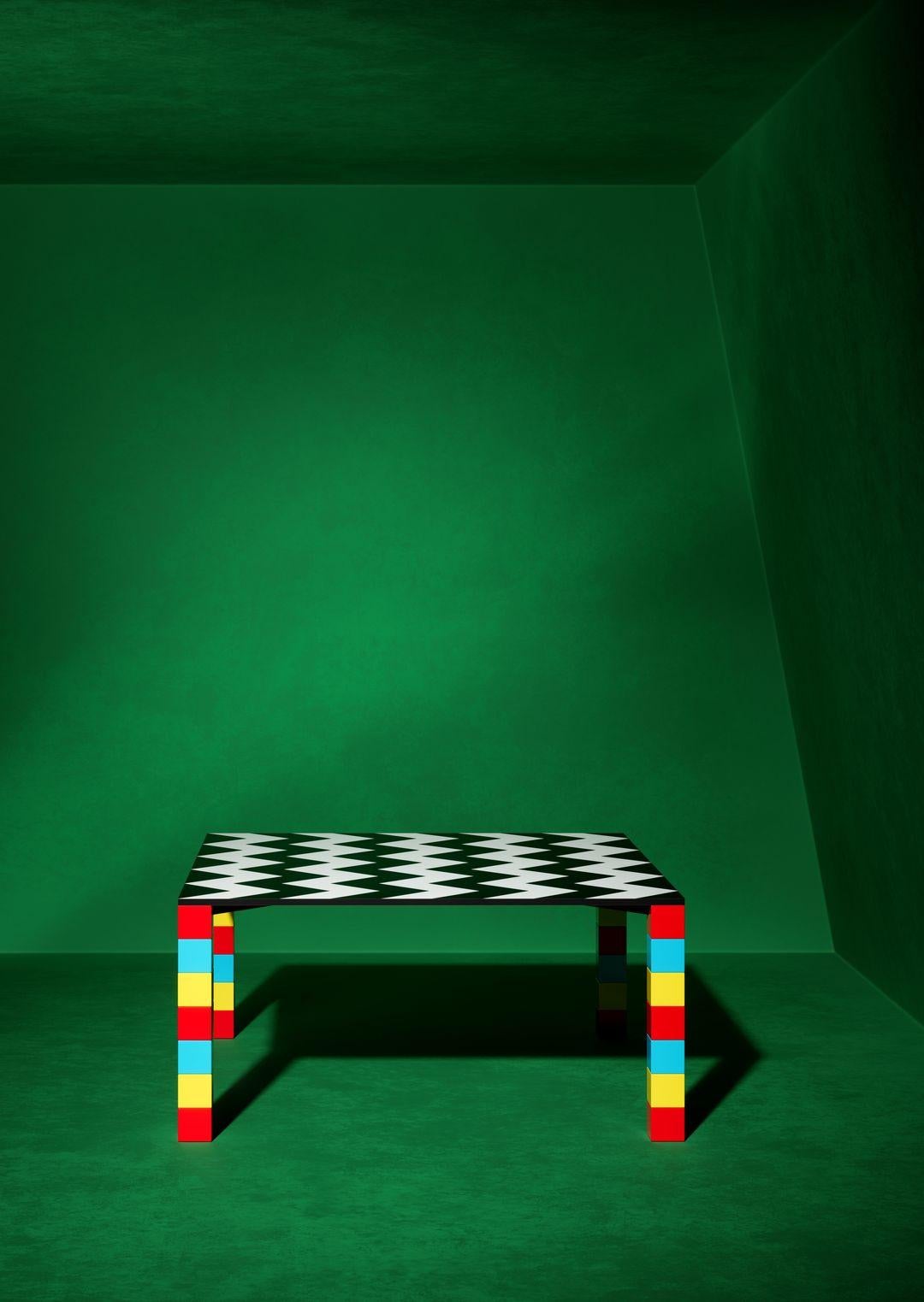 El sorprendente efecto óptico de Pierre es el resultado de la alternancia de dos motivos geométricos vivamente contrastados. Los colores y motivos animan la rigurosa silueta de esta pieza que, sin duda, nunca pasa desapercibida.

Mesa de madera