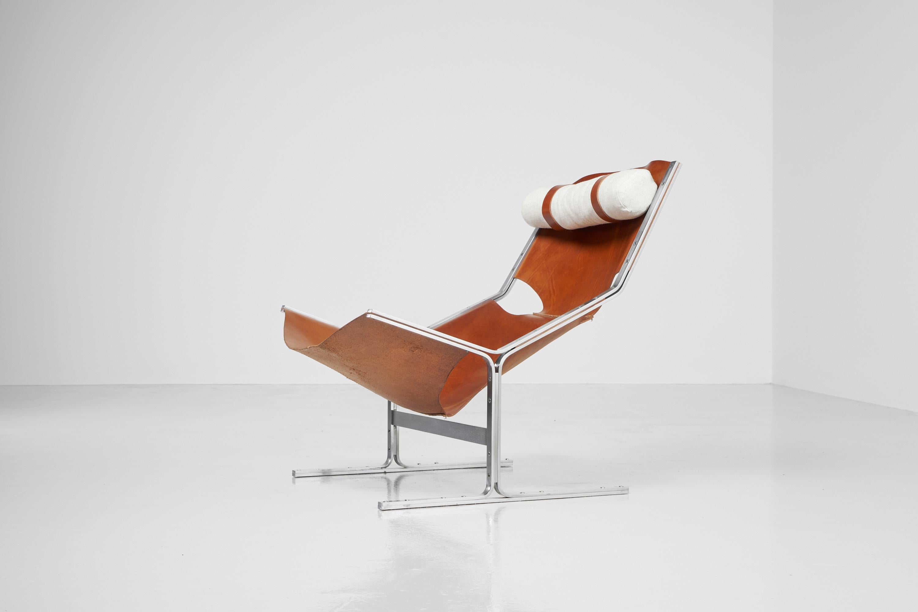 Fantastic shaped sling lounge chair designed by Pierre Thielen and sold at Metz & Co, The Netherlands 1960s. It is unkonwn who produced this piece, probably it was made by the personal blacksmith from Metz & Co. This is a fantastic shaped chair, it