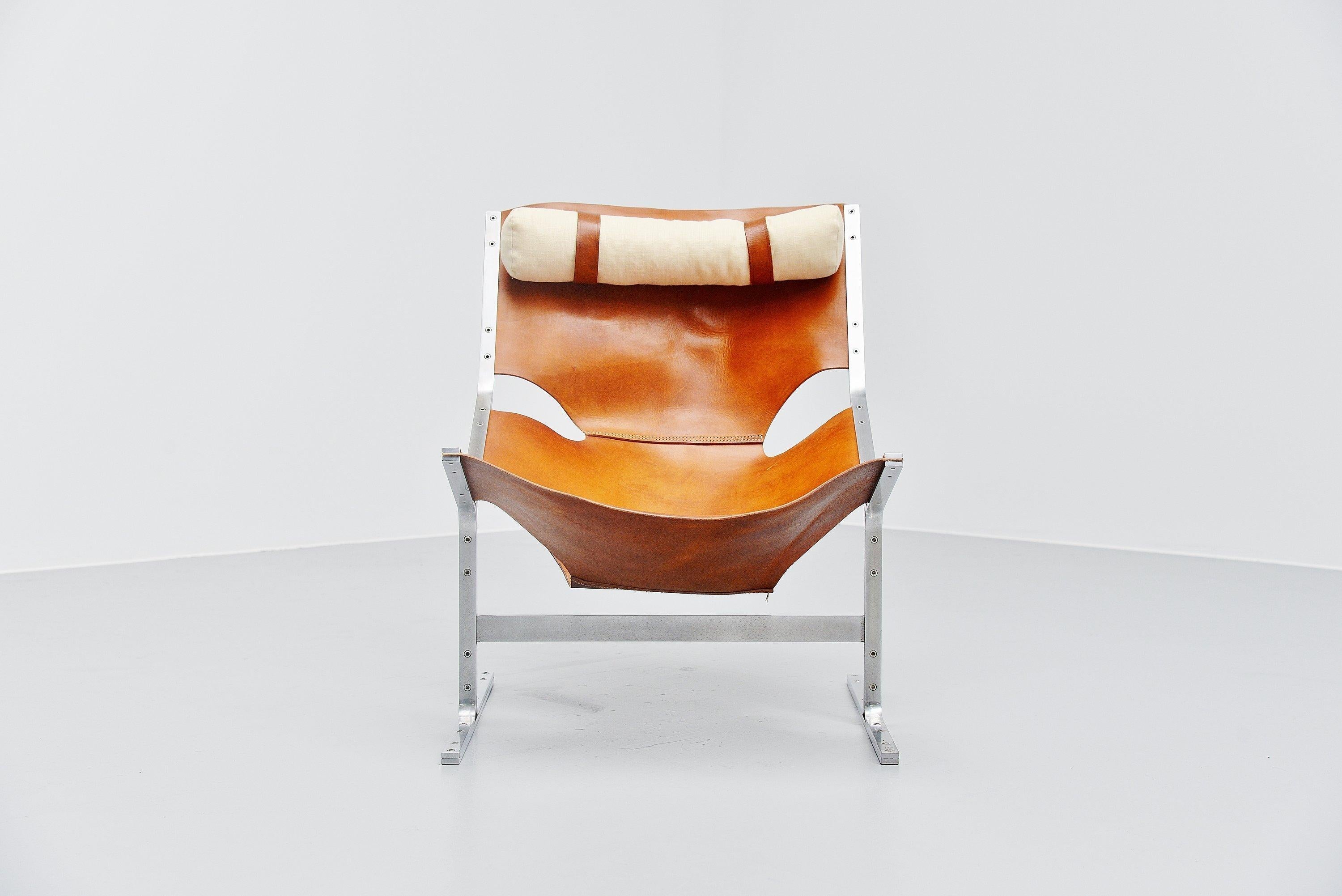 Fantastic sculptural lounge chair designed by Pierre Thielen and sold at Metz & Co, Holland, 1960s. This is a fantastic chair, close to the designs by Pierre Paulin, though this is often sold as s pre-production from the F444, it is not a design by