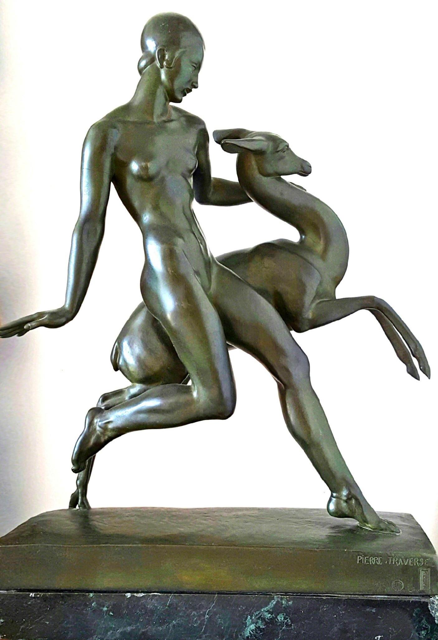 Art Deco Bronze Nacktes Mädchen mit Rehkitz, Amazone mit Rehkitz  (Gold), Nude Sculpture, von Pierre Traverse